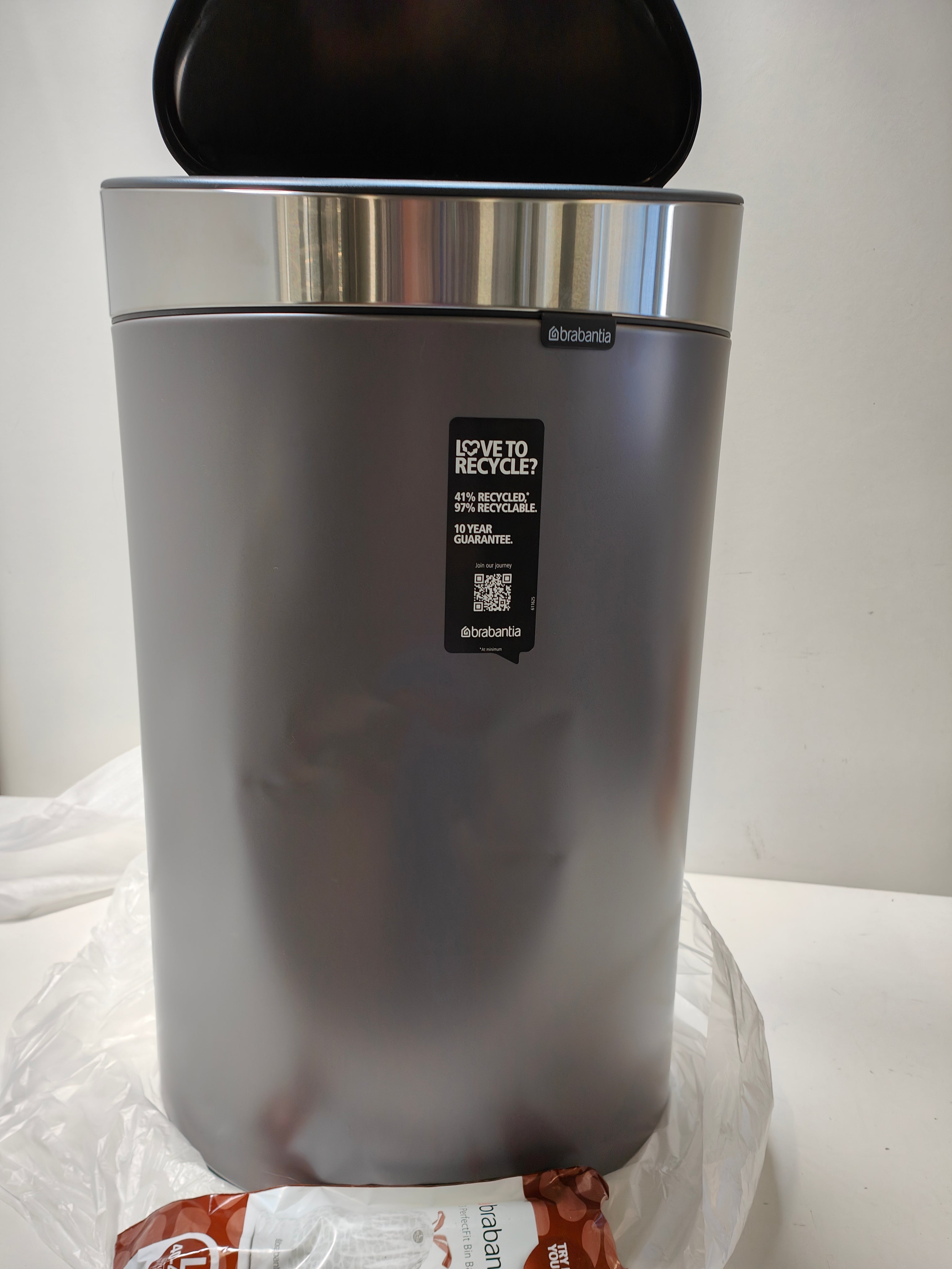 Brabantia Touch Bin 40 litres Platine / Couvercle en acier mat