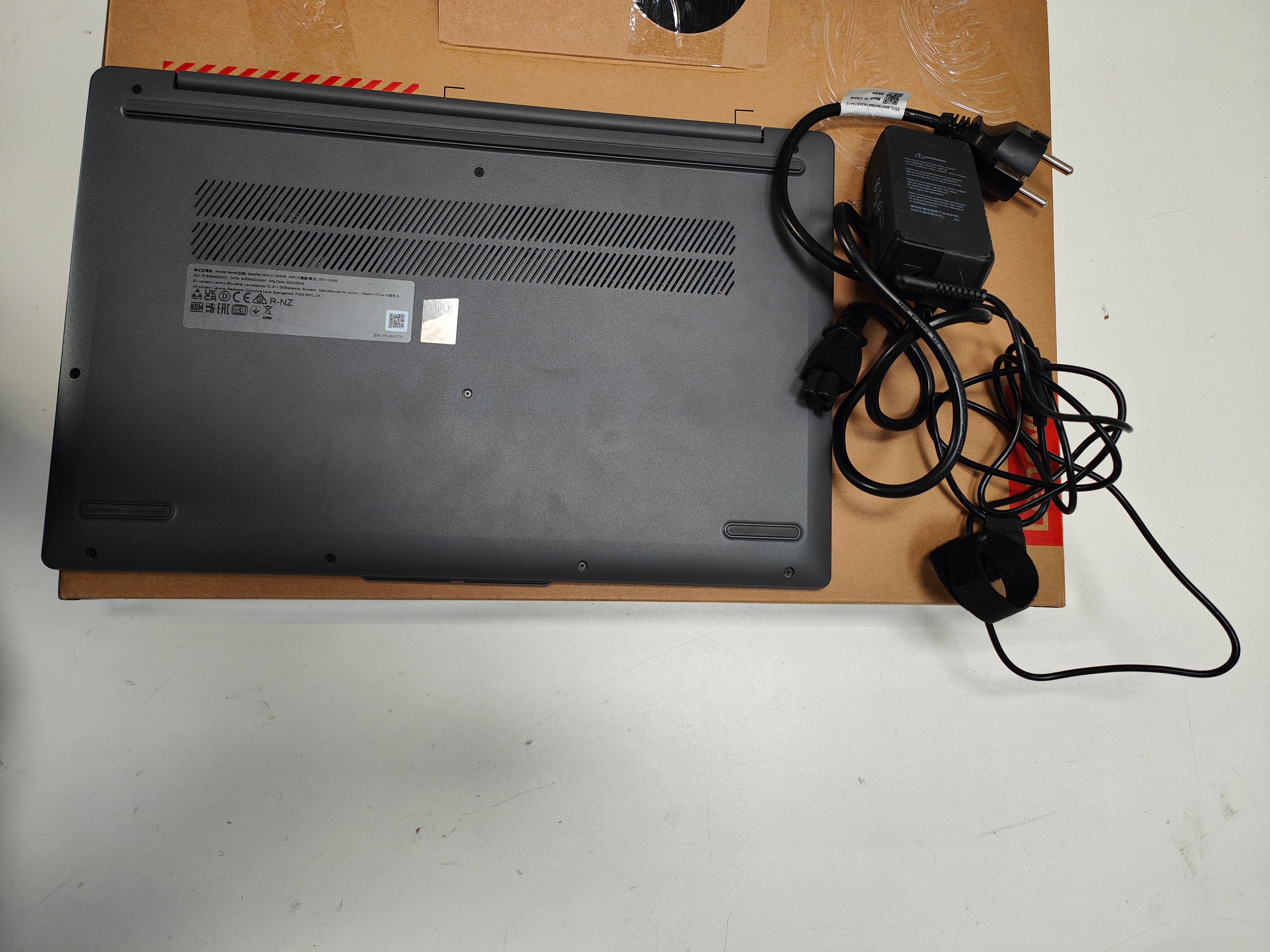 Lenovo IdeaPad Slim 3 15IRH8 83EM00CHMH QWERTY