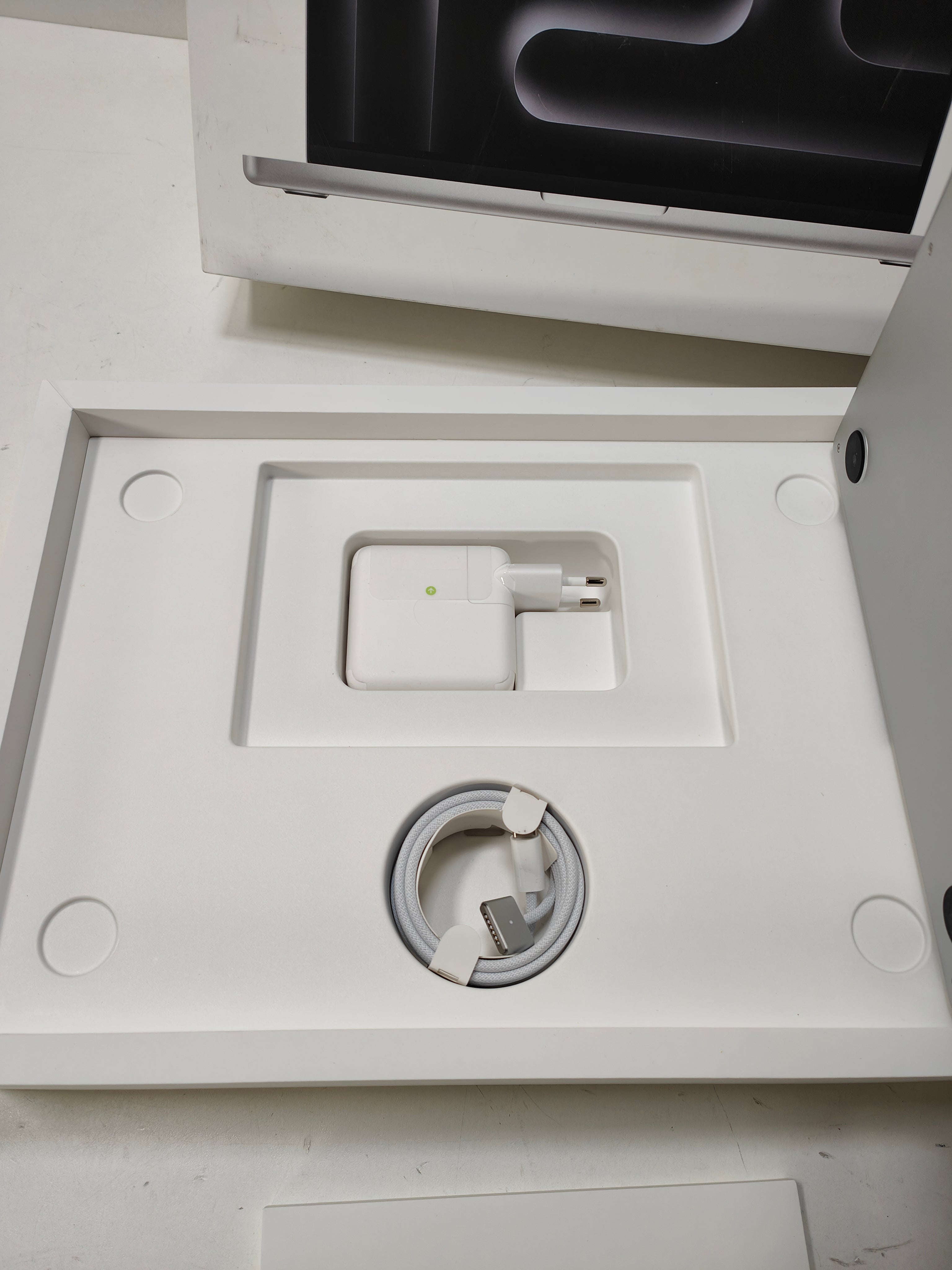 Apple MacBook Pro 14'' (2023) M3 (8/10) 8GB/512GB Silber QWERTY