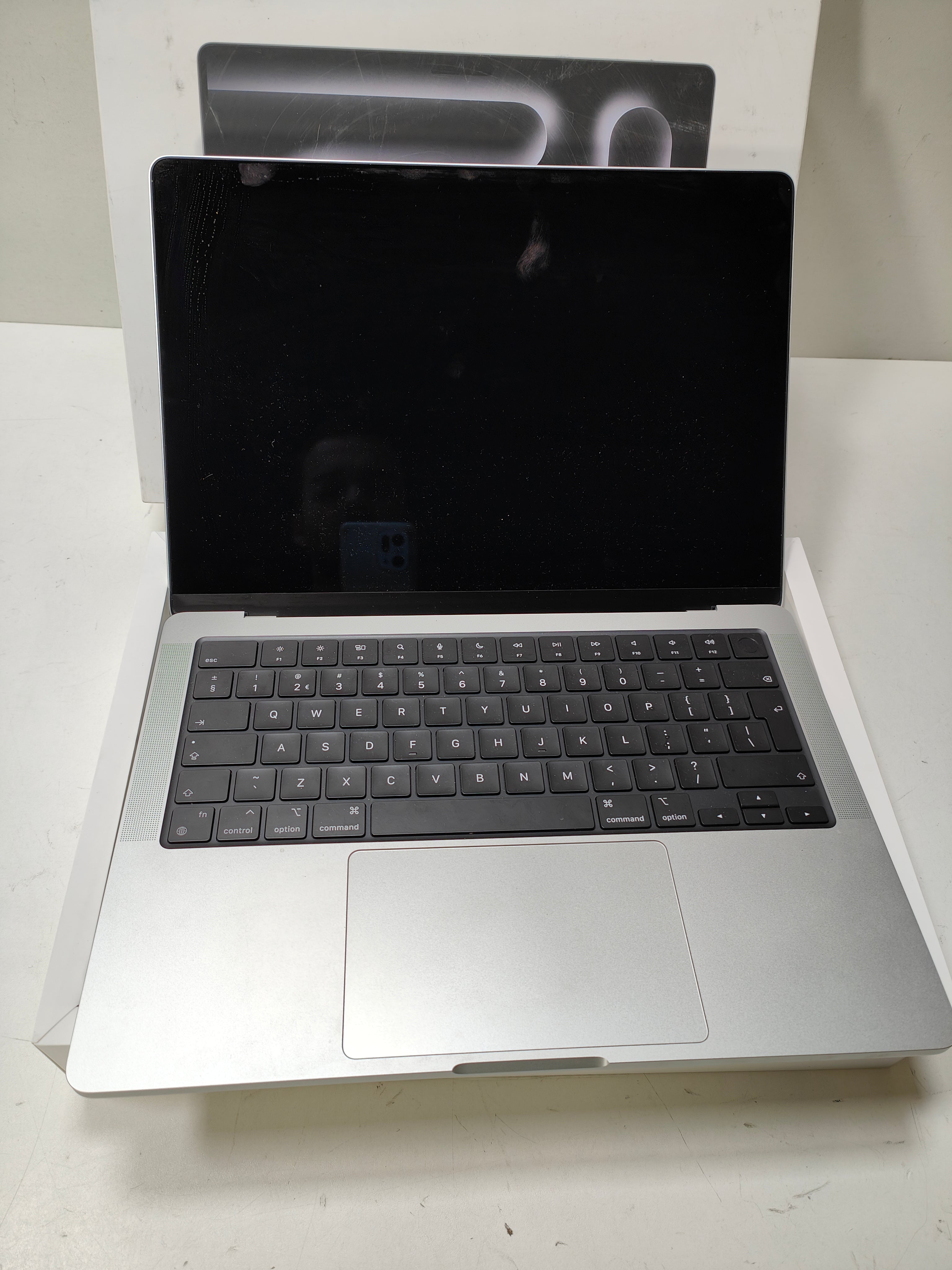 Apple MacBook Pro 14'' (2023) M3 (8/10) 8GB/512GB Silber QWERTY