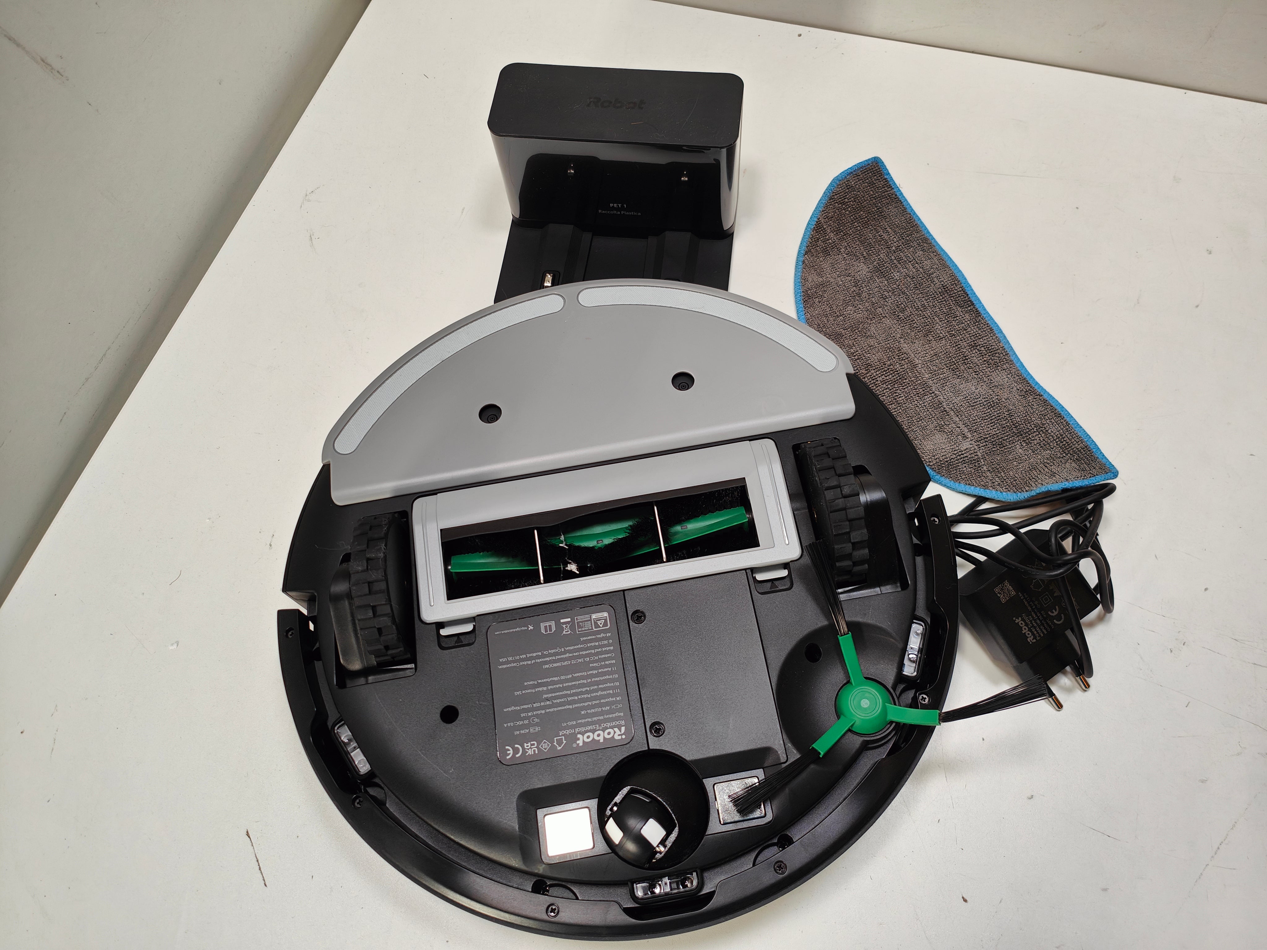 iRobot Roomba Combo Essential Y011040