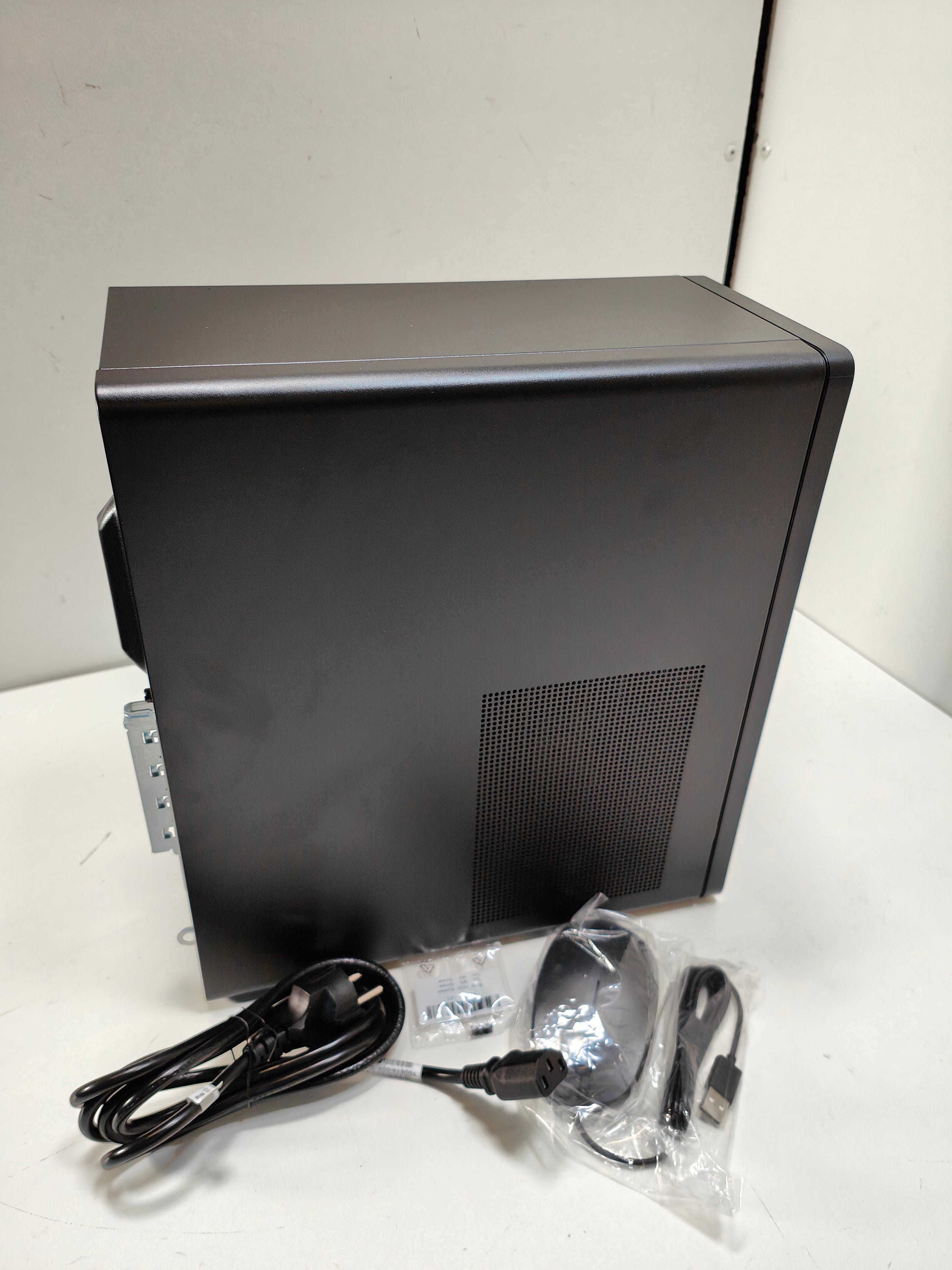 HP M01-F3001ng Desktop PC Black