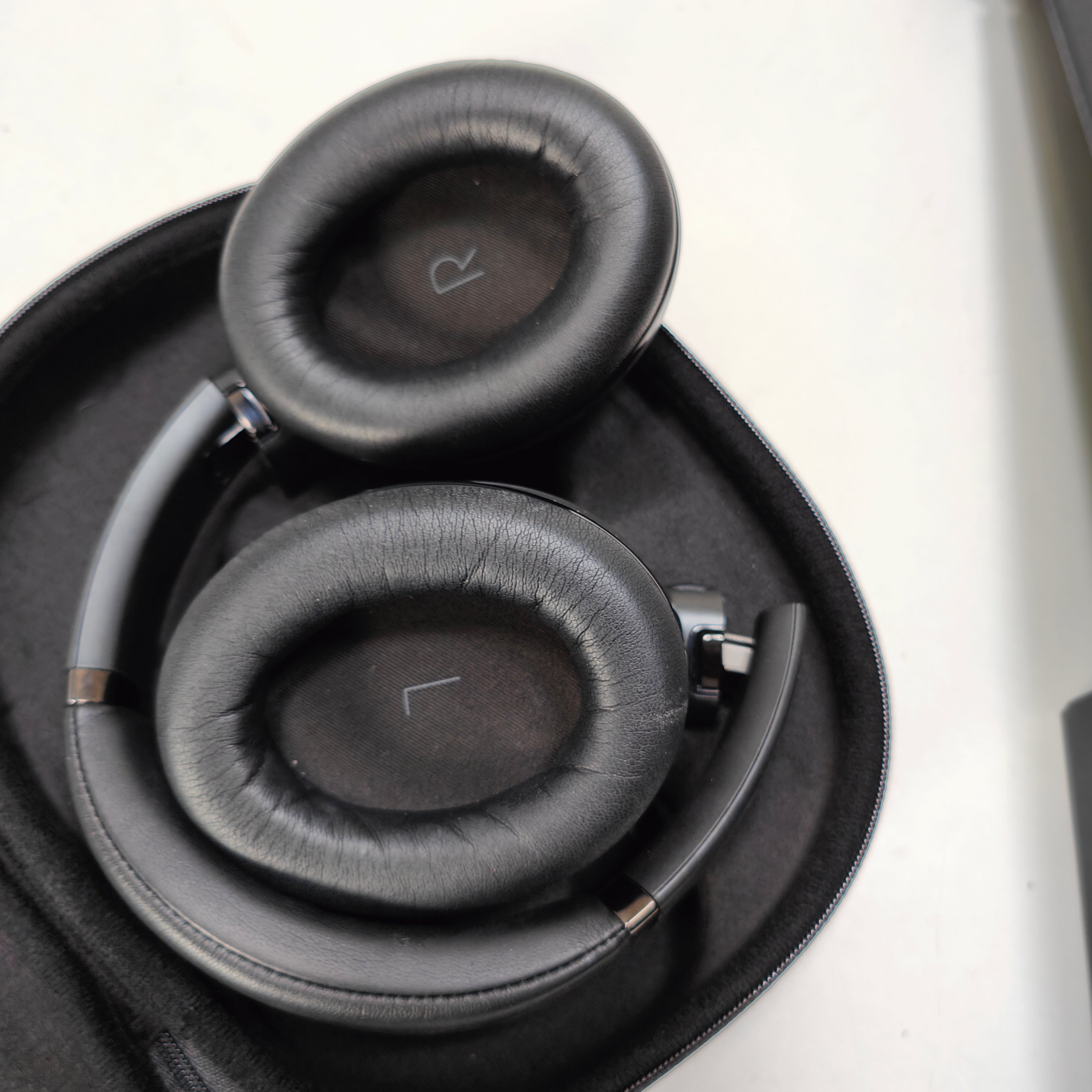 JBL TOUR ONE M2 Zwart