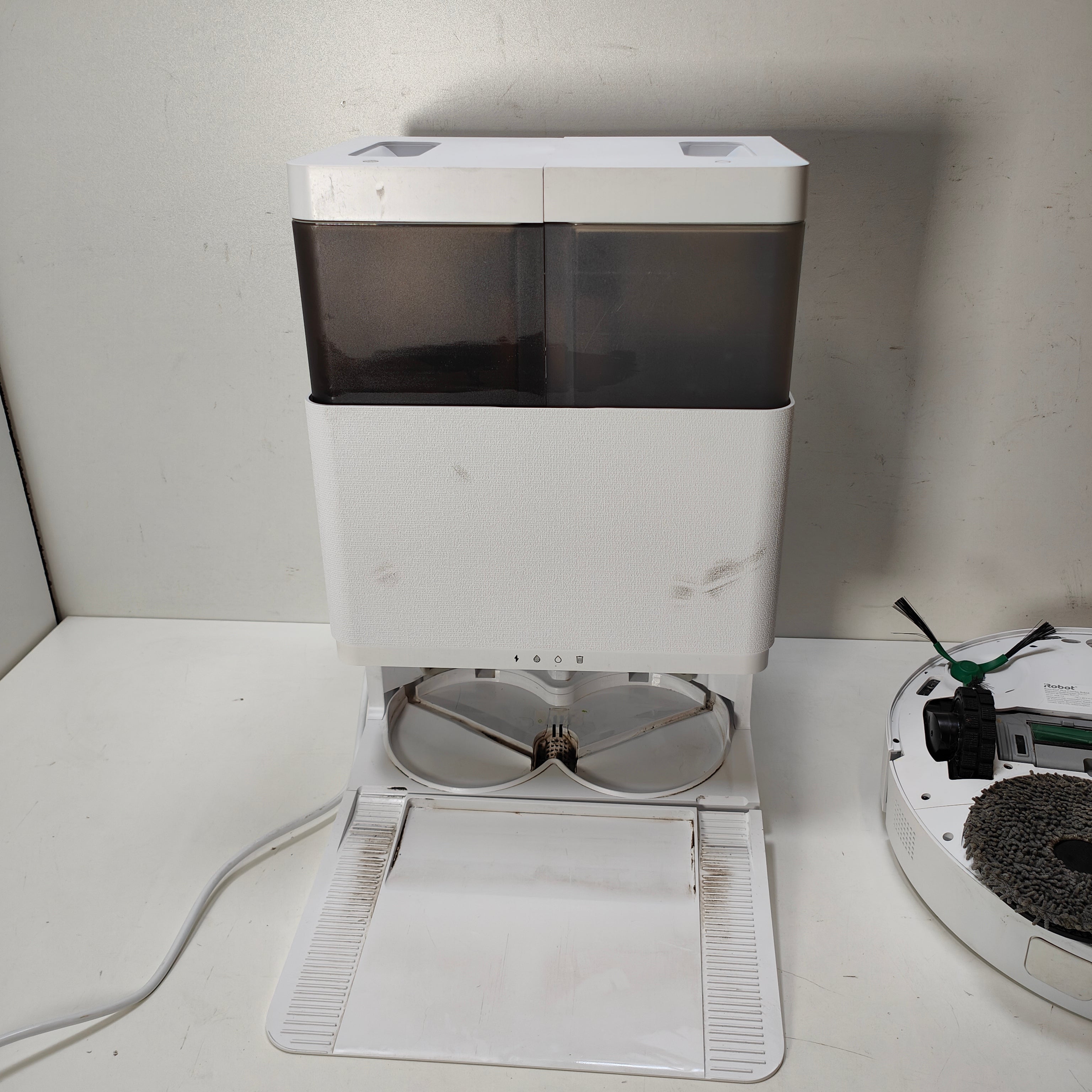 iRobot Roomba Plus 405 Combo Robot + Station de lavage automatique blanche