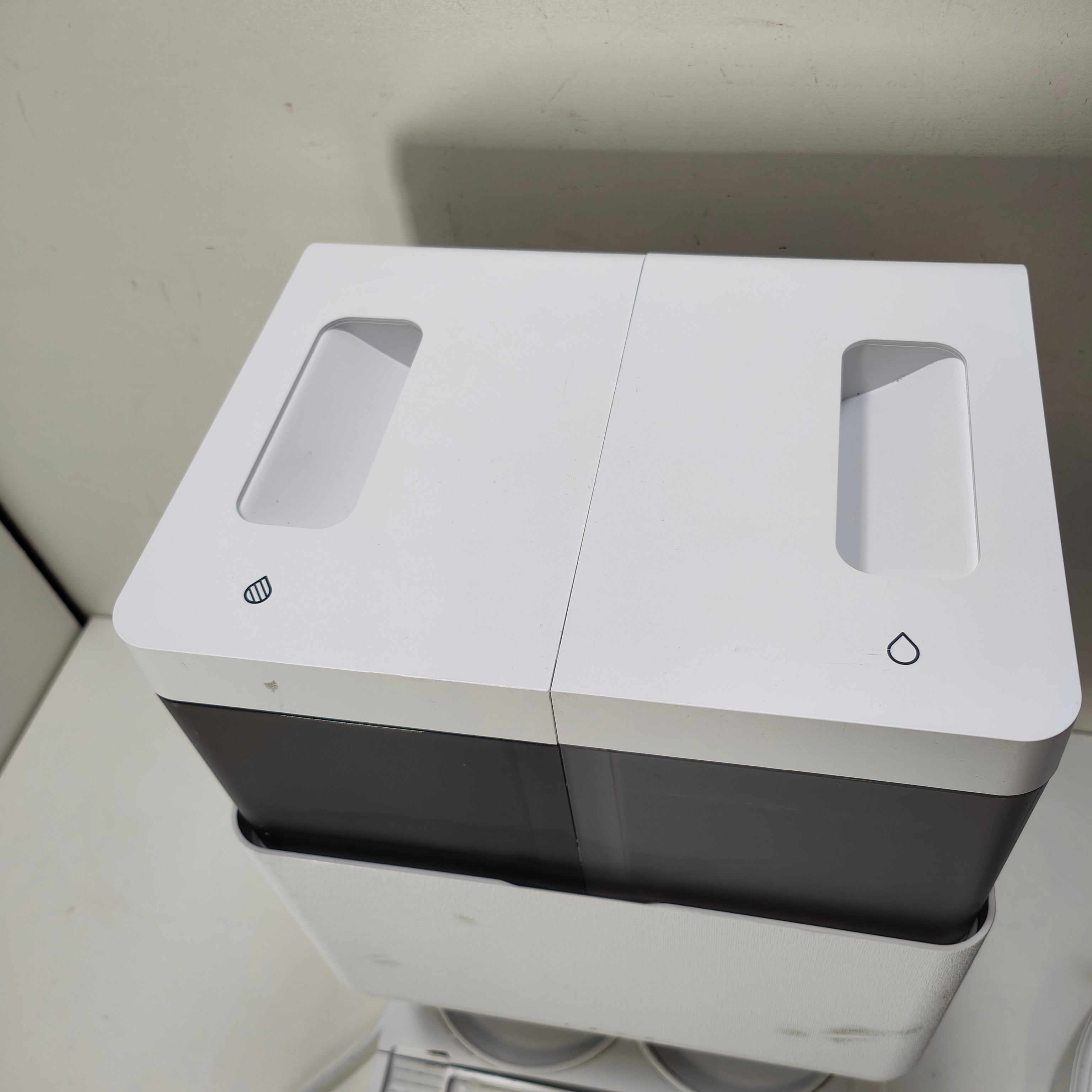 iRobot Roomba Plus 405 Combo Robot + Station de lavage automatique blanche