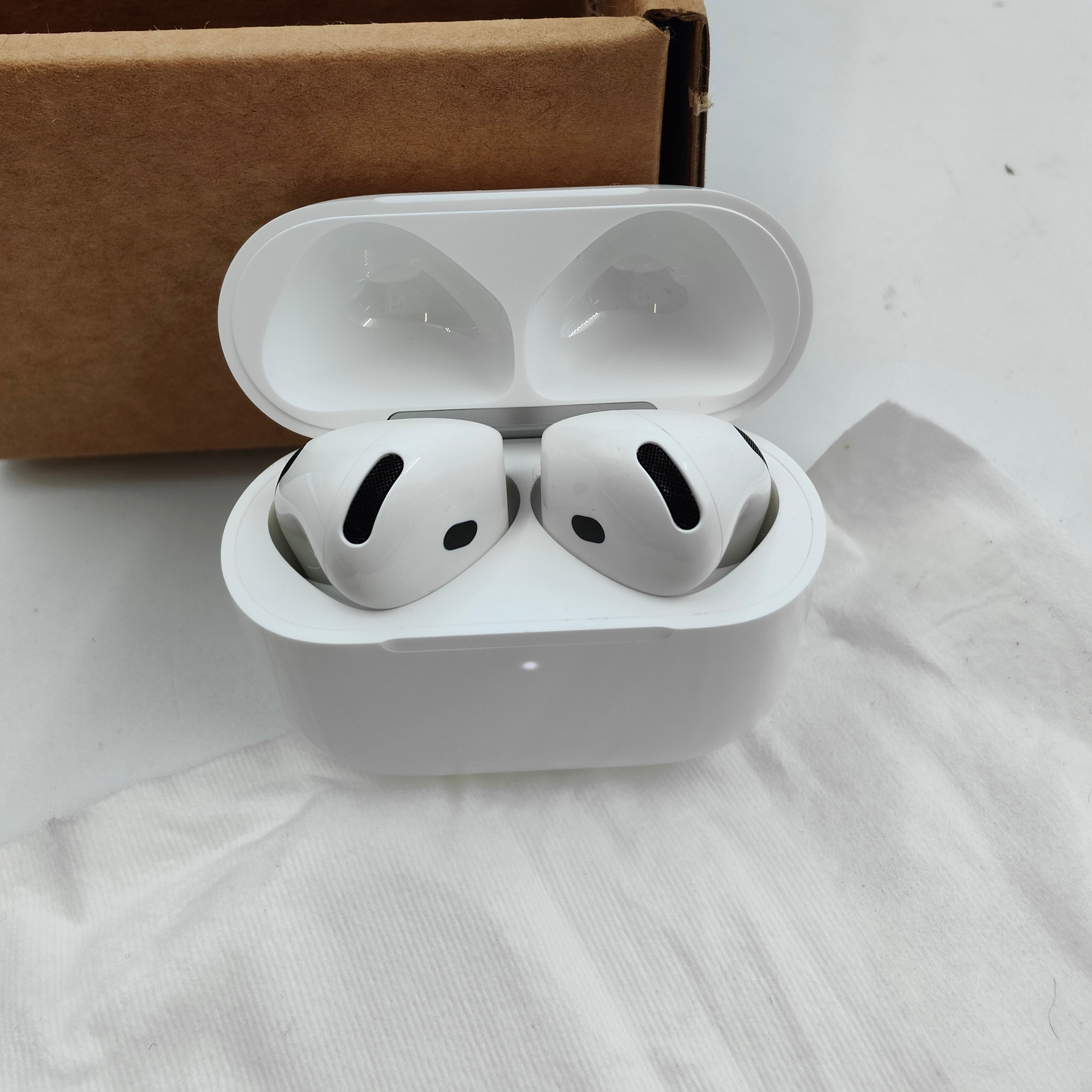 AirPods 4 reconditionnés avec réduction active du bruit