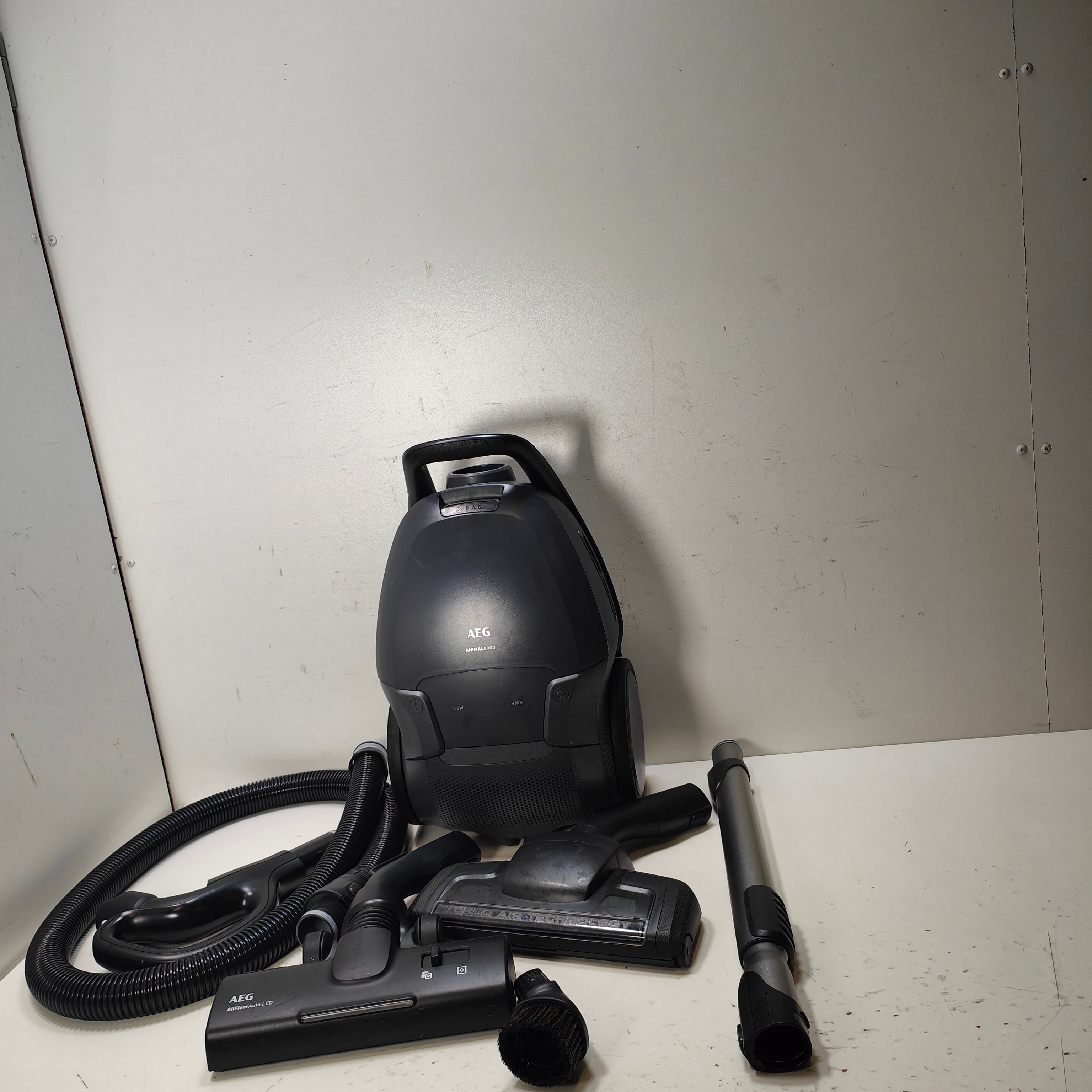 AEG AB81A2DG ANIMAL 8000 Vacuum Cleaner With Dust Bag - 69 dB - Tu