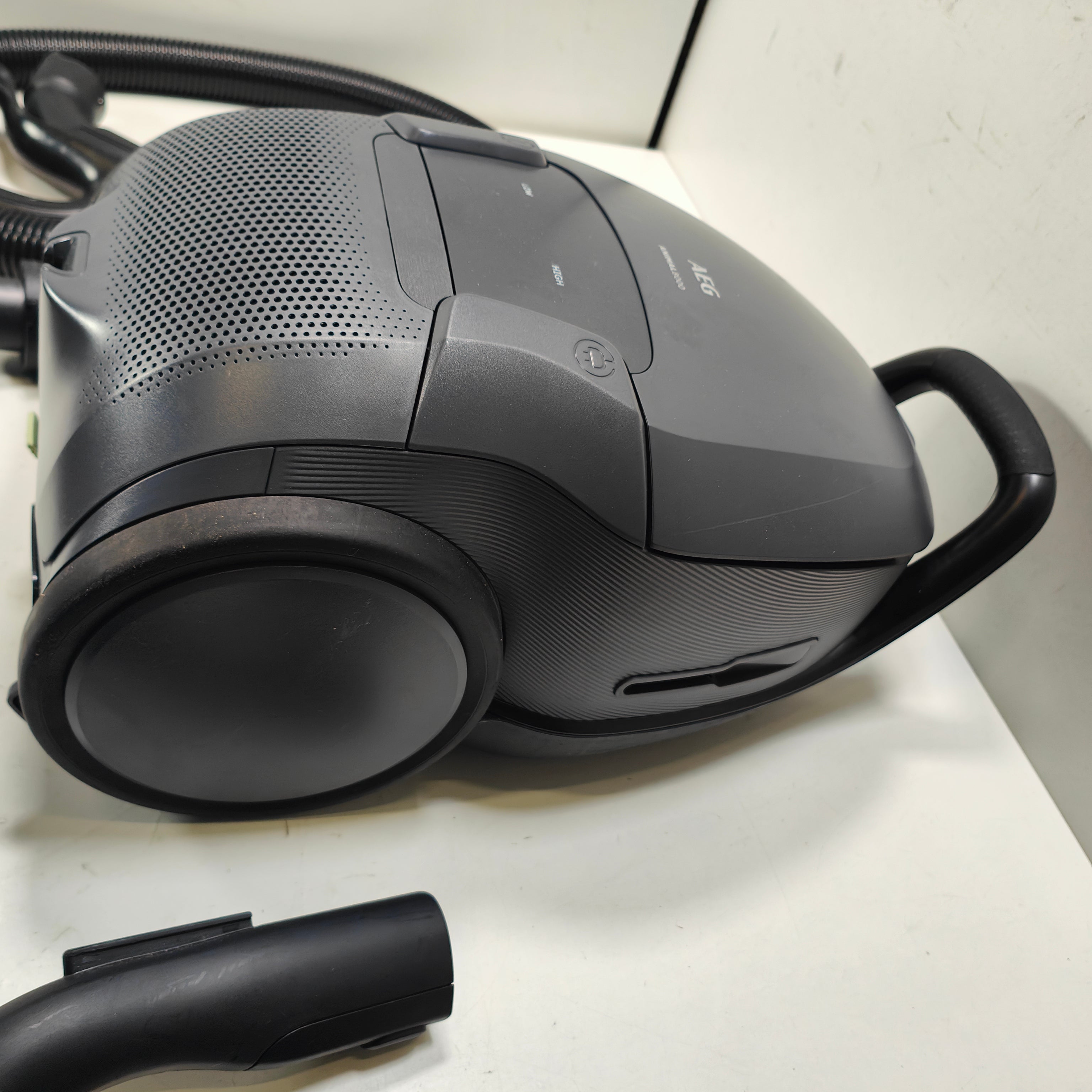 AEG AB81A2DG ANIMAL 8000 Vacuum Cleaner With Dust Bag - 69 dB - Tu