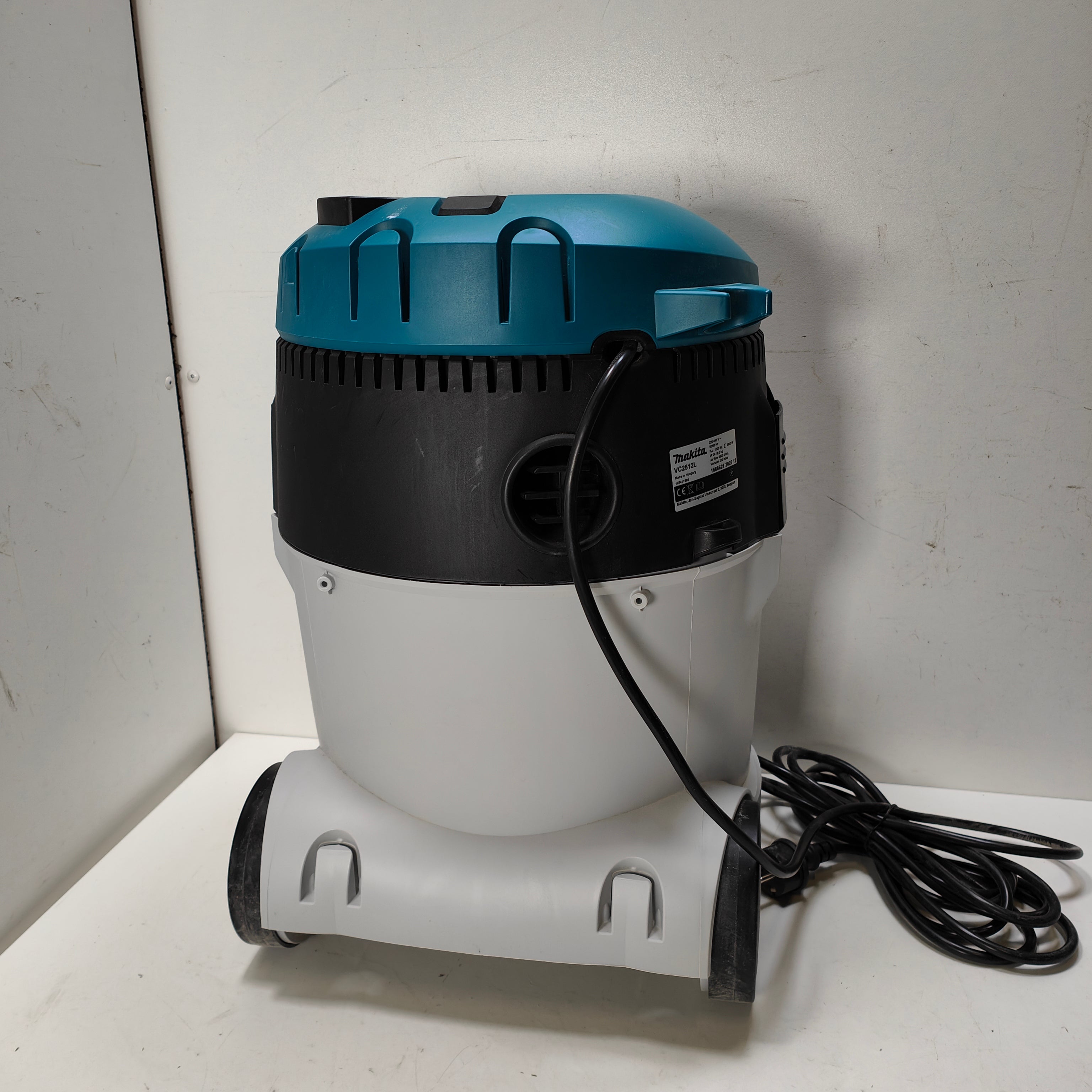 Makita VC2512L