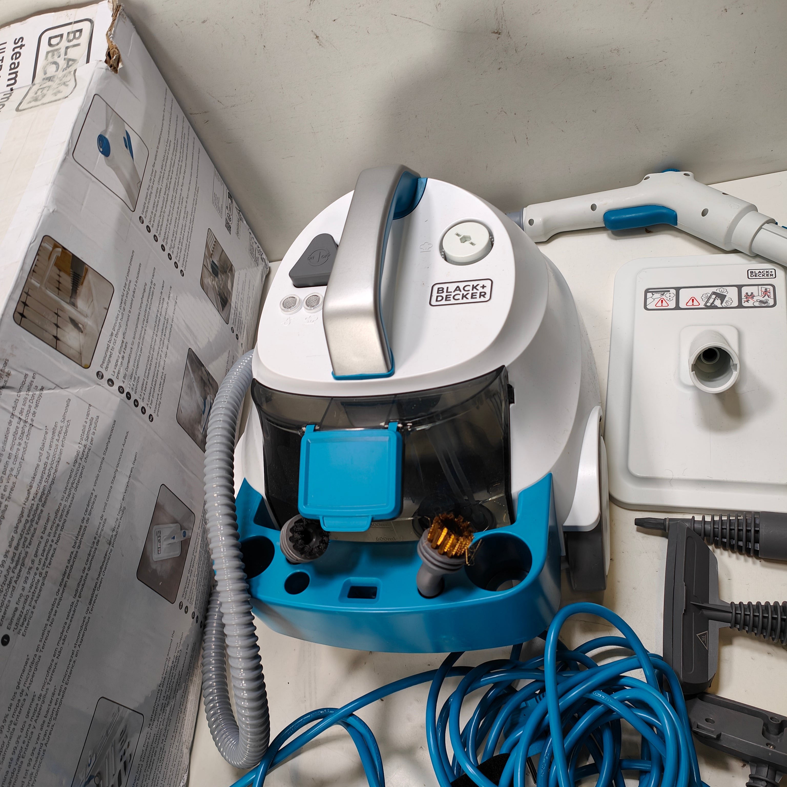 BLACK+DECKER 2300W 4Bar Dampfreiniger mit 14 Zubehörteilen