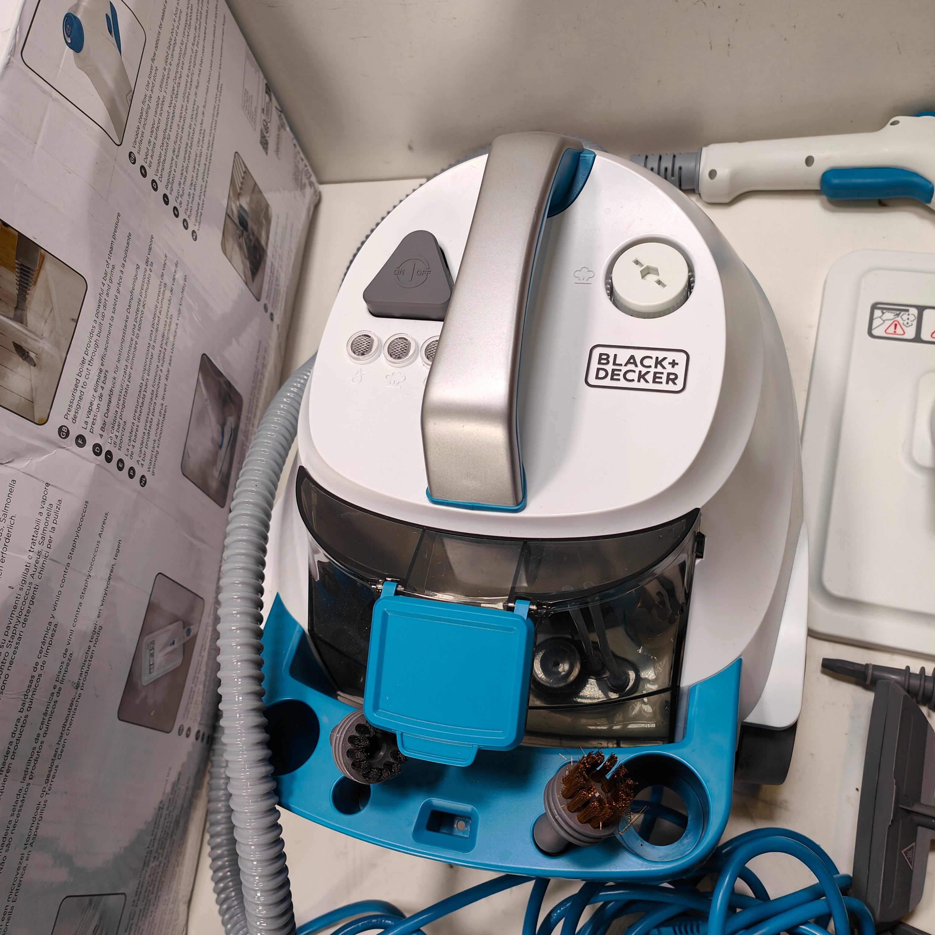 BLACK+DECKER 2300W 4Bar Dampfreiniger mit 14 Zubehörteilen