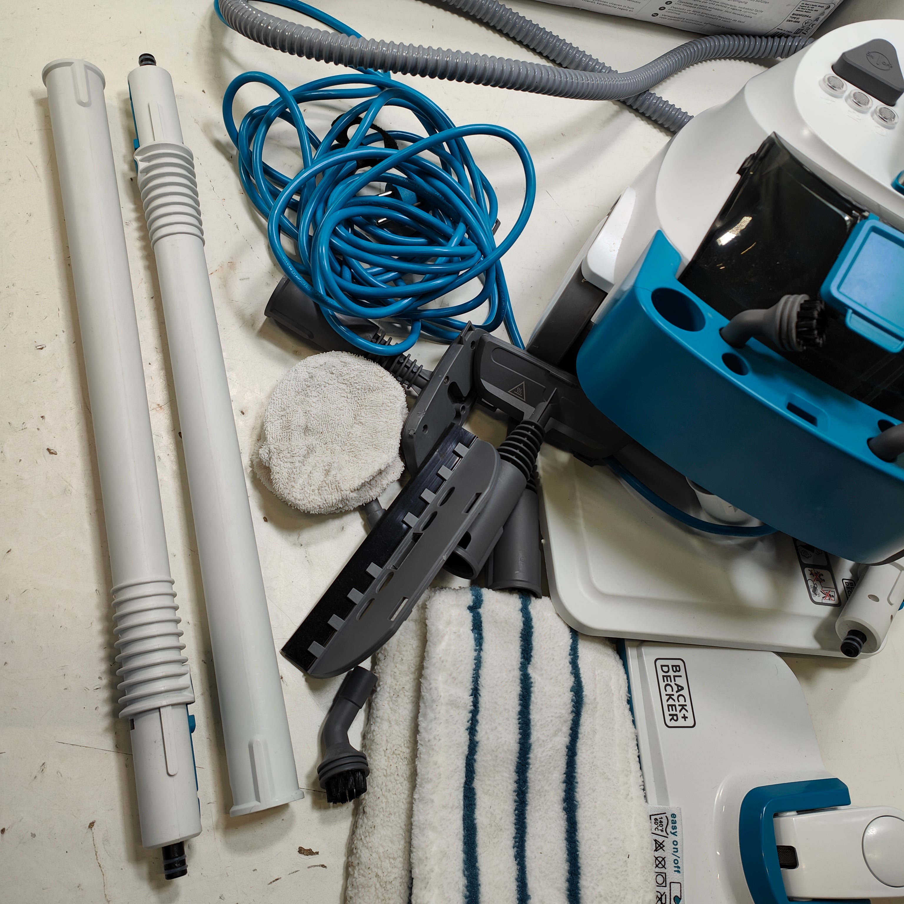 BLACK+DECKER 2300W 4Bar Dampfreiniger mit 14 Zubehörteilen