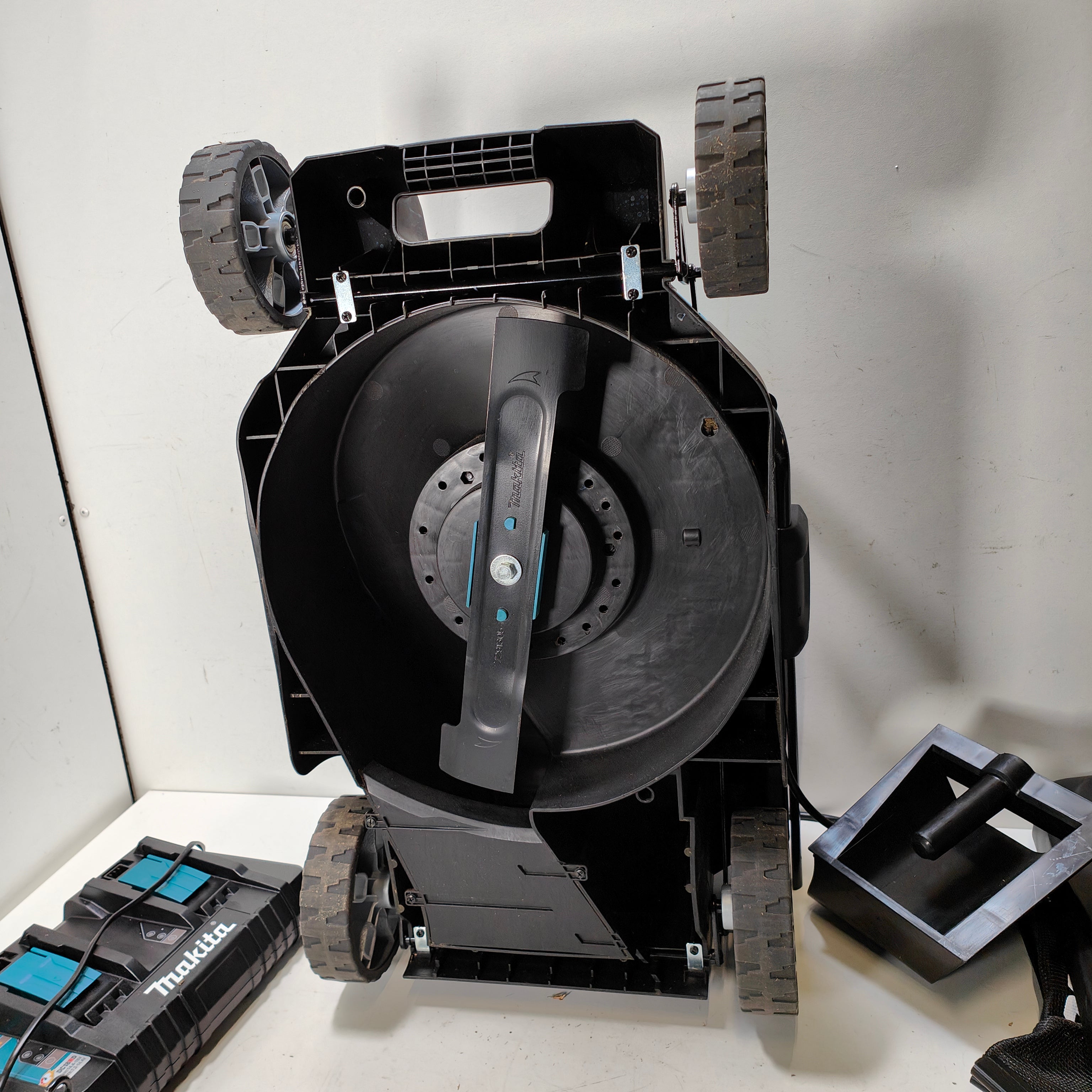 Makita DLM382PT2
