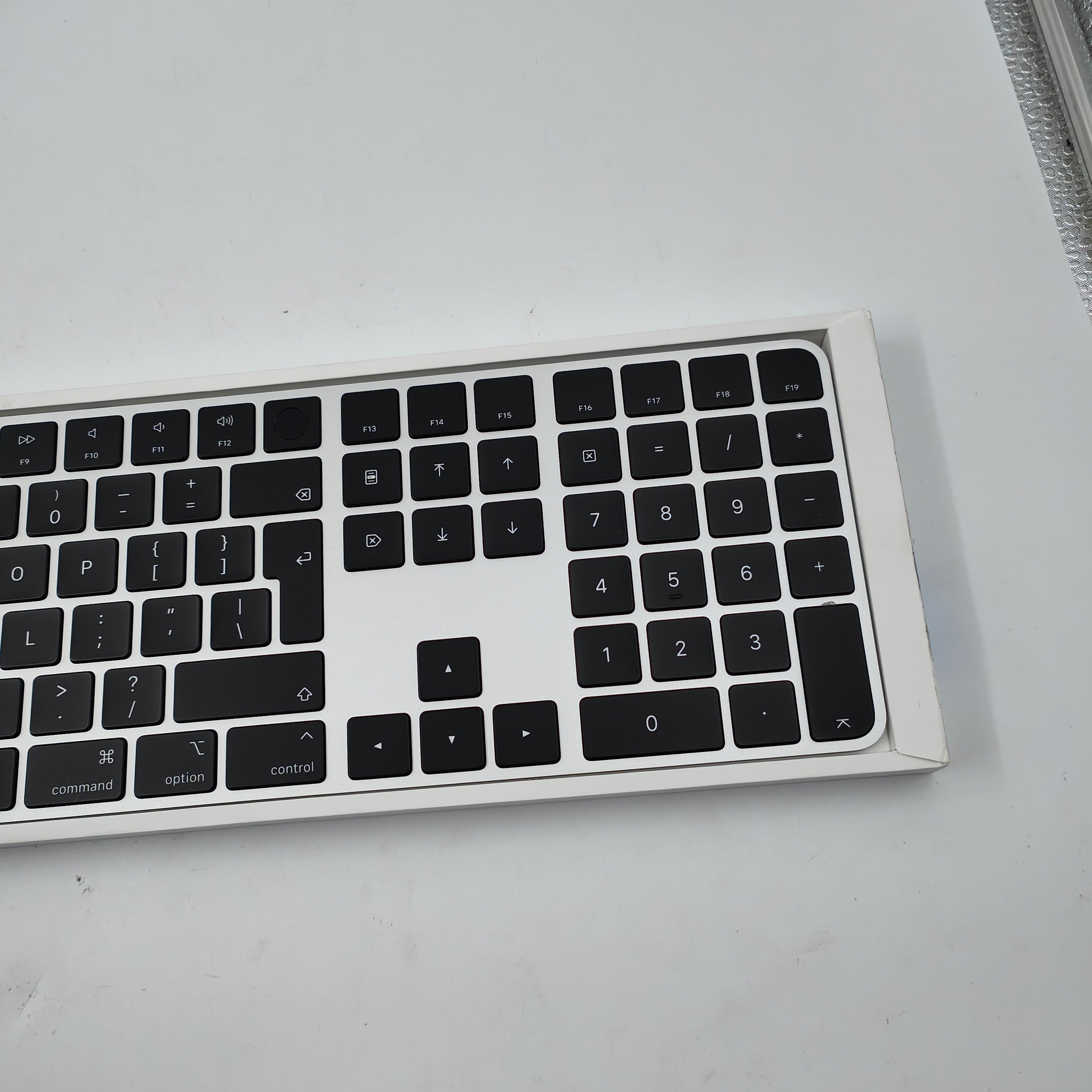 Apple-Tastatur mit numerischem Tastenfeld und Touch ID (2024) QWERTY