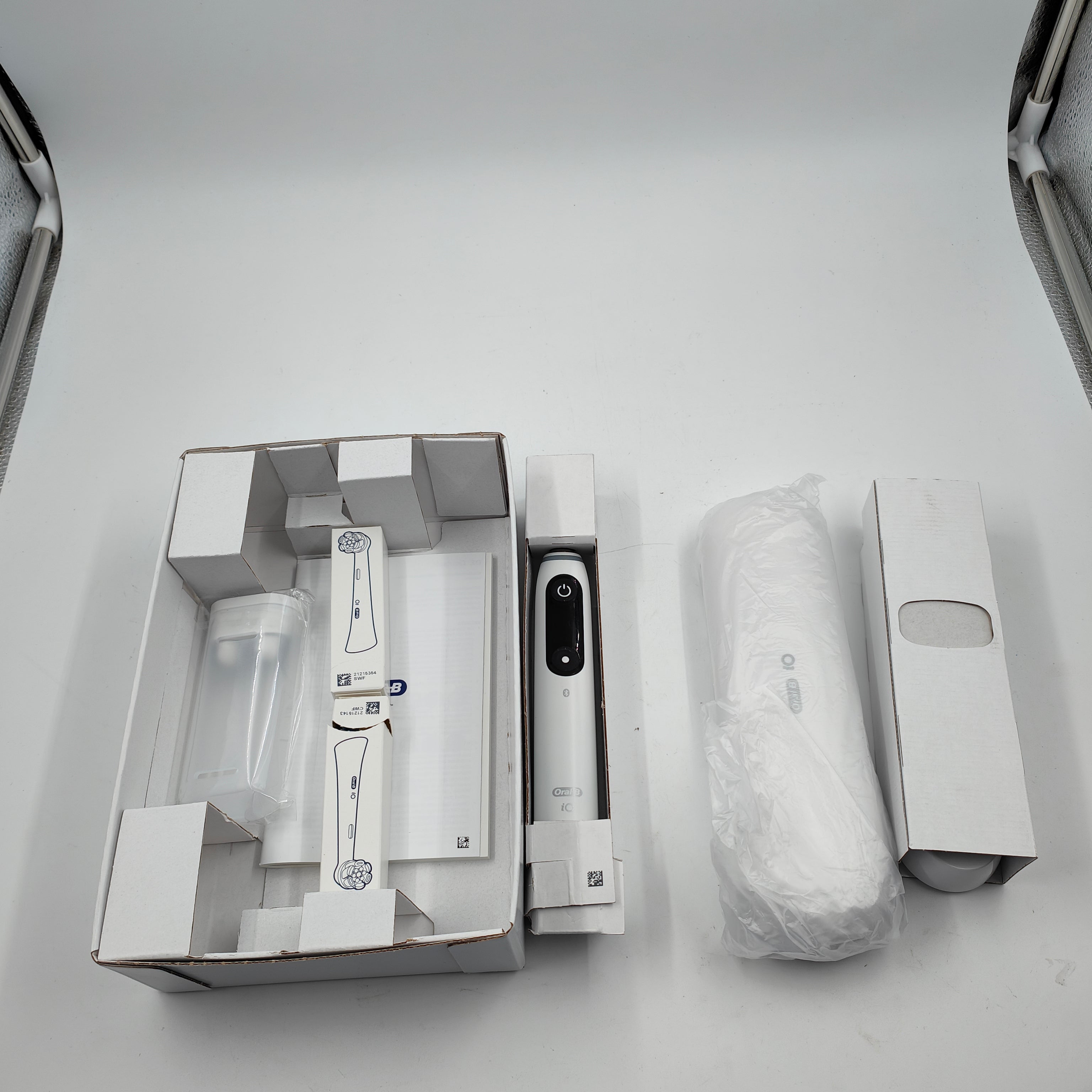 Oral-B iO Series 6N White + extra iO Gentle Care replacement brush head