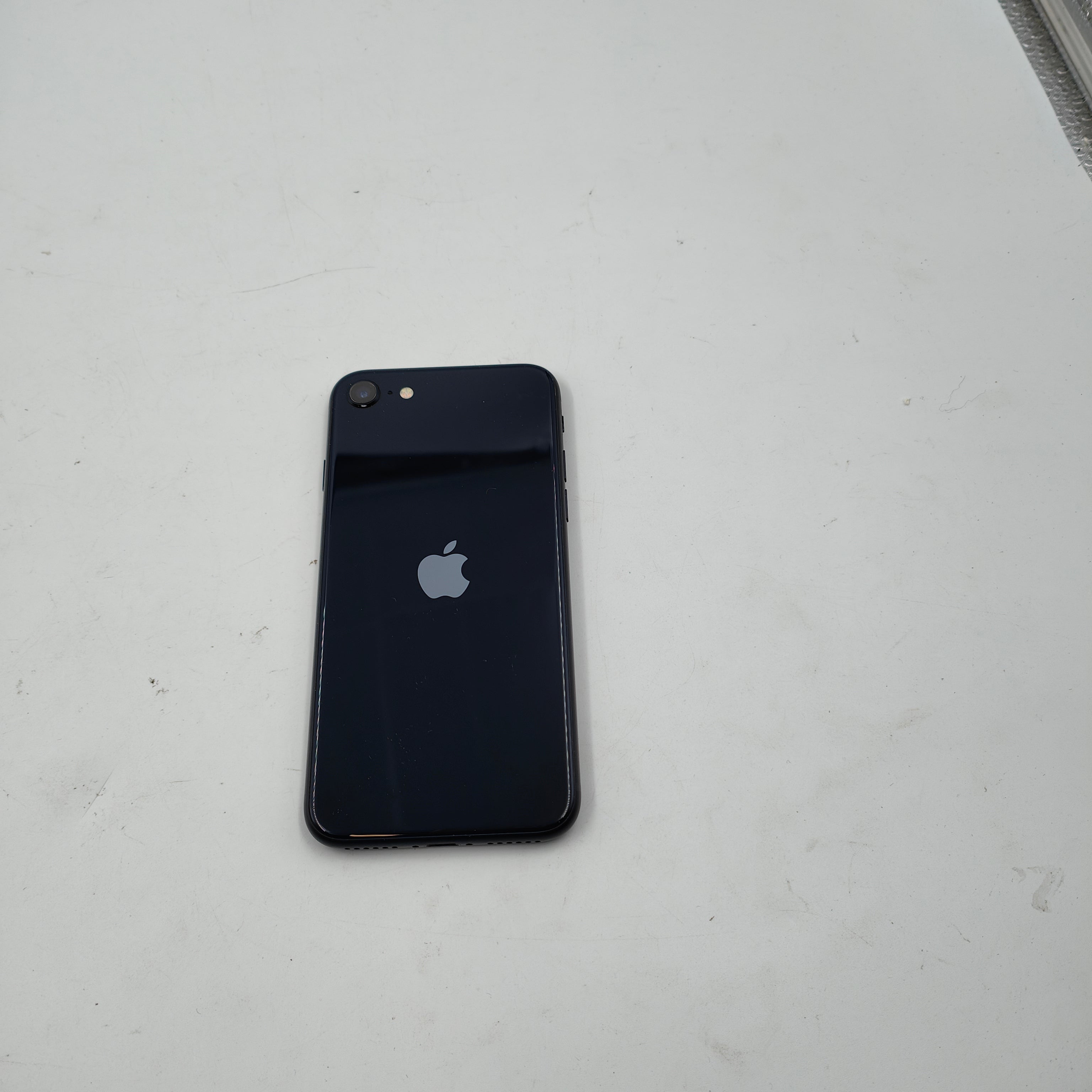 Generalüberholtes iPhone SE (3. Generation) Midnight 64GB