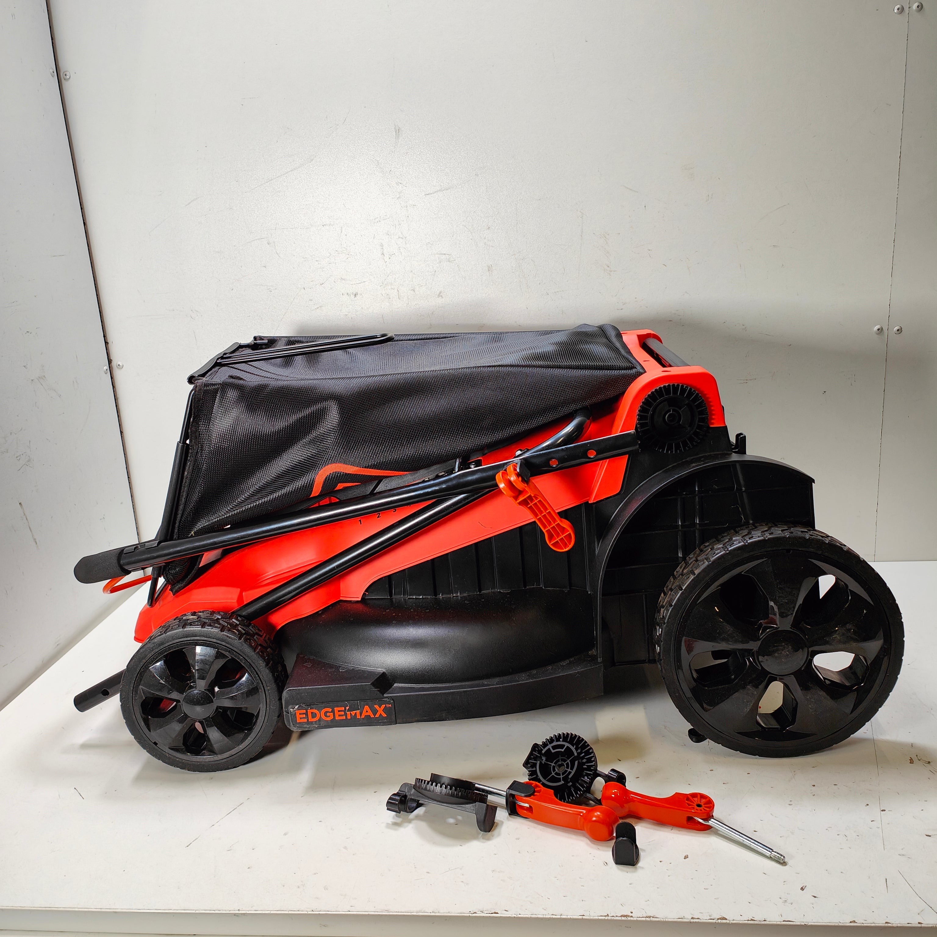 BLACK+DECKER LM2000-QS