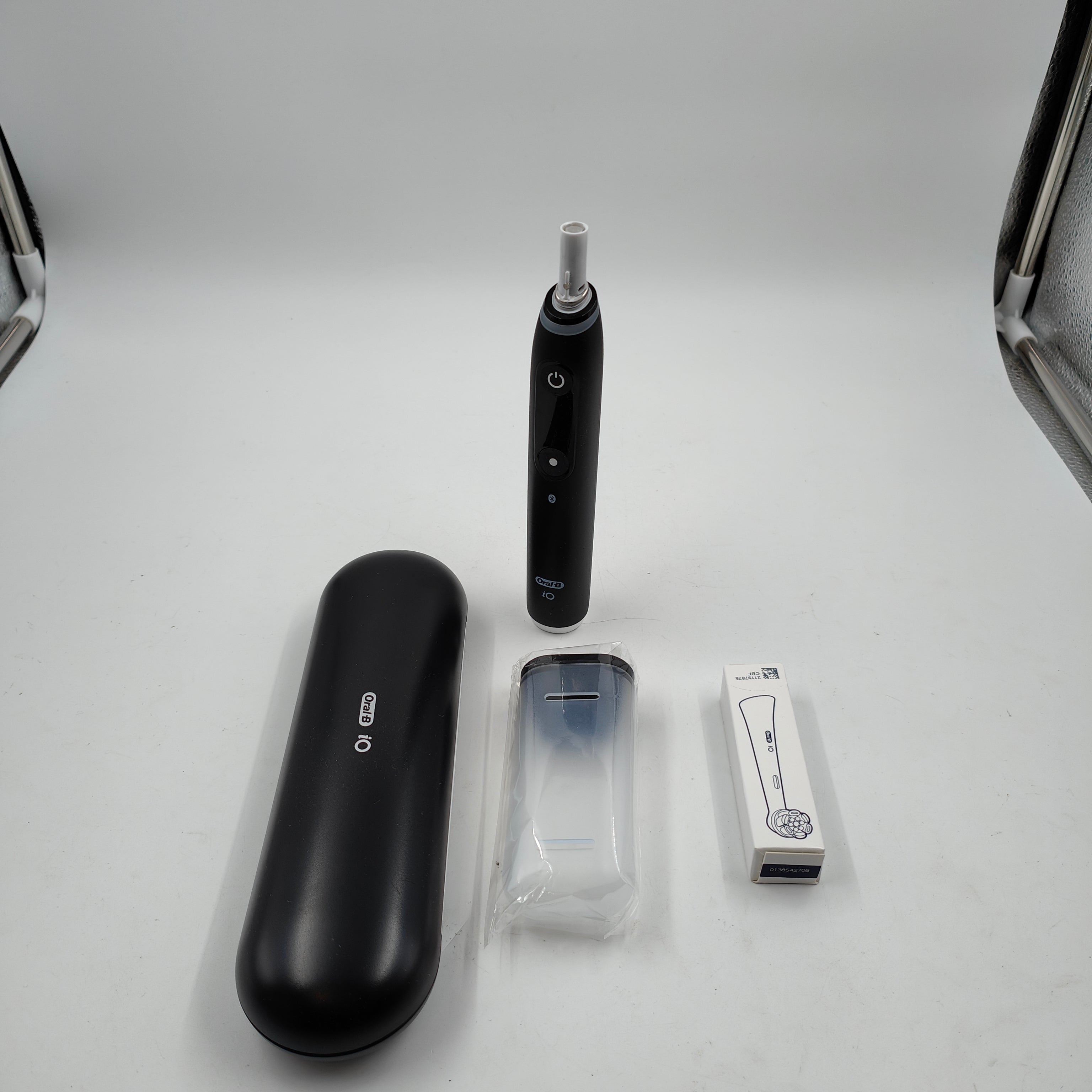 Oral-B iO 6N Schwarz + zusätzlicher iO Gentle Care Aufsteckbürstenkopf