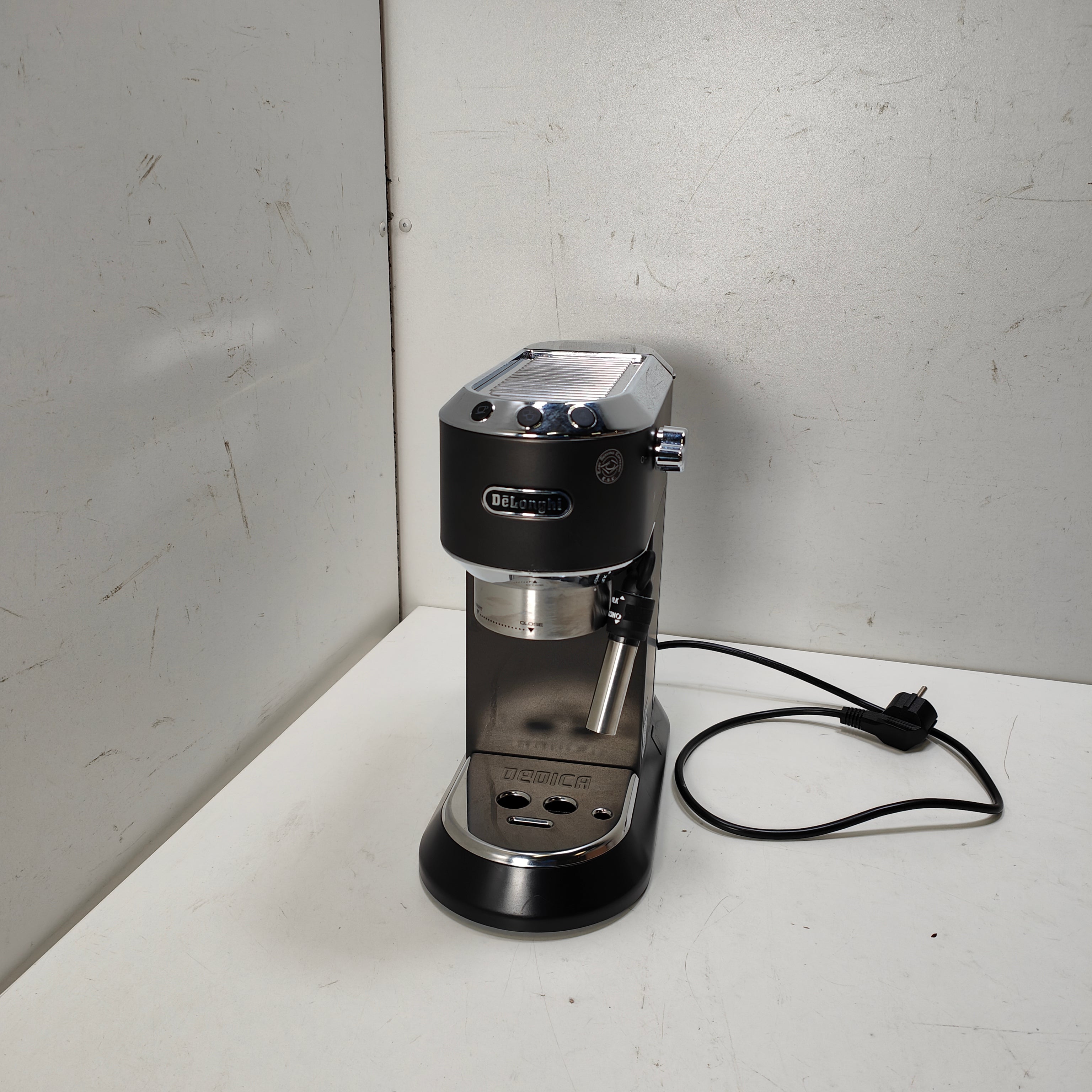 DeLonghi EC685.BK Dedica Black