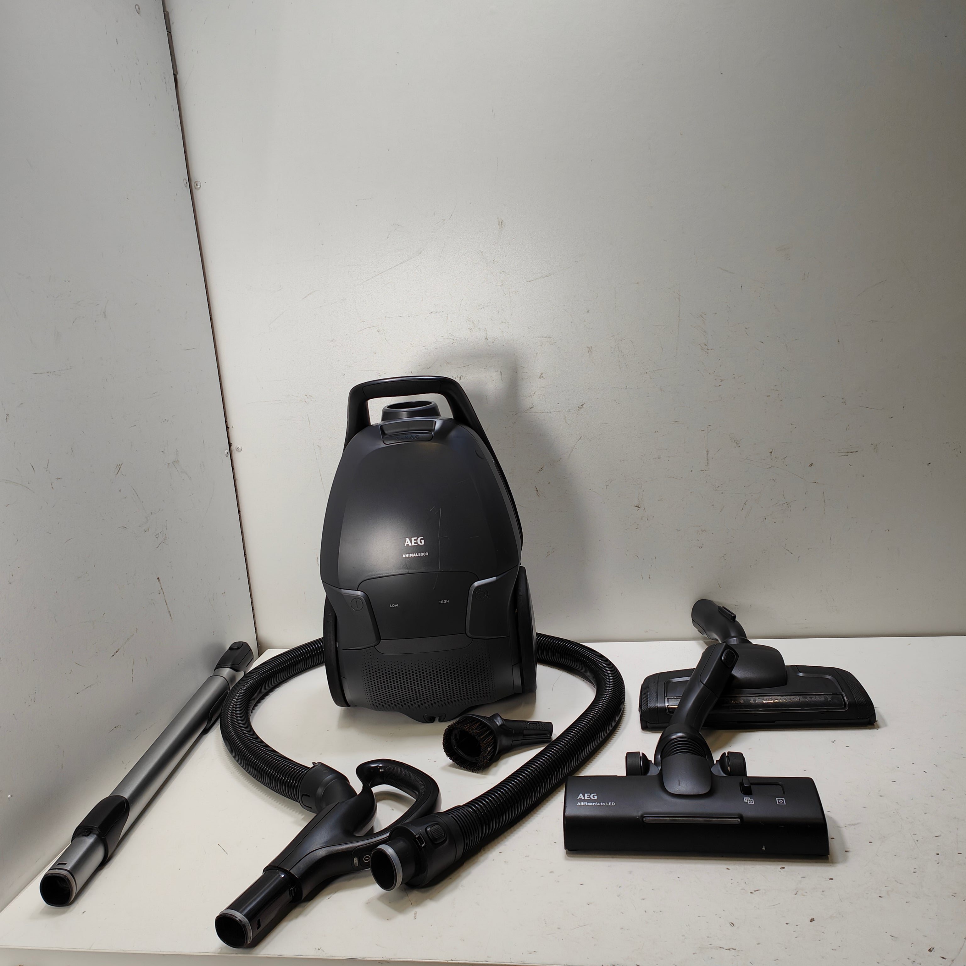 AEG AB81A2DG ANIMAL 8000 Aspirateur avec sac - 69 dB - Tu