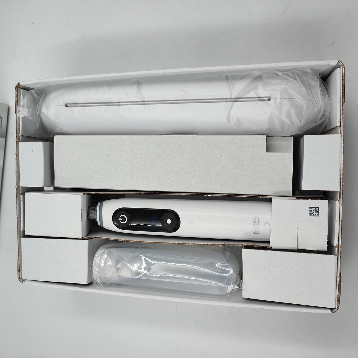 Oral-B iO Series 6N Weiß + zusätzlicher iO Gentle Care Aufsteckbürstenkopf