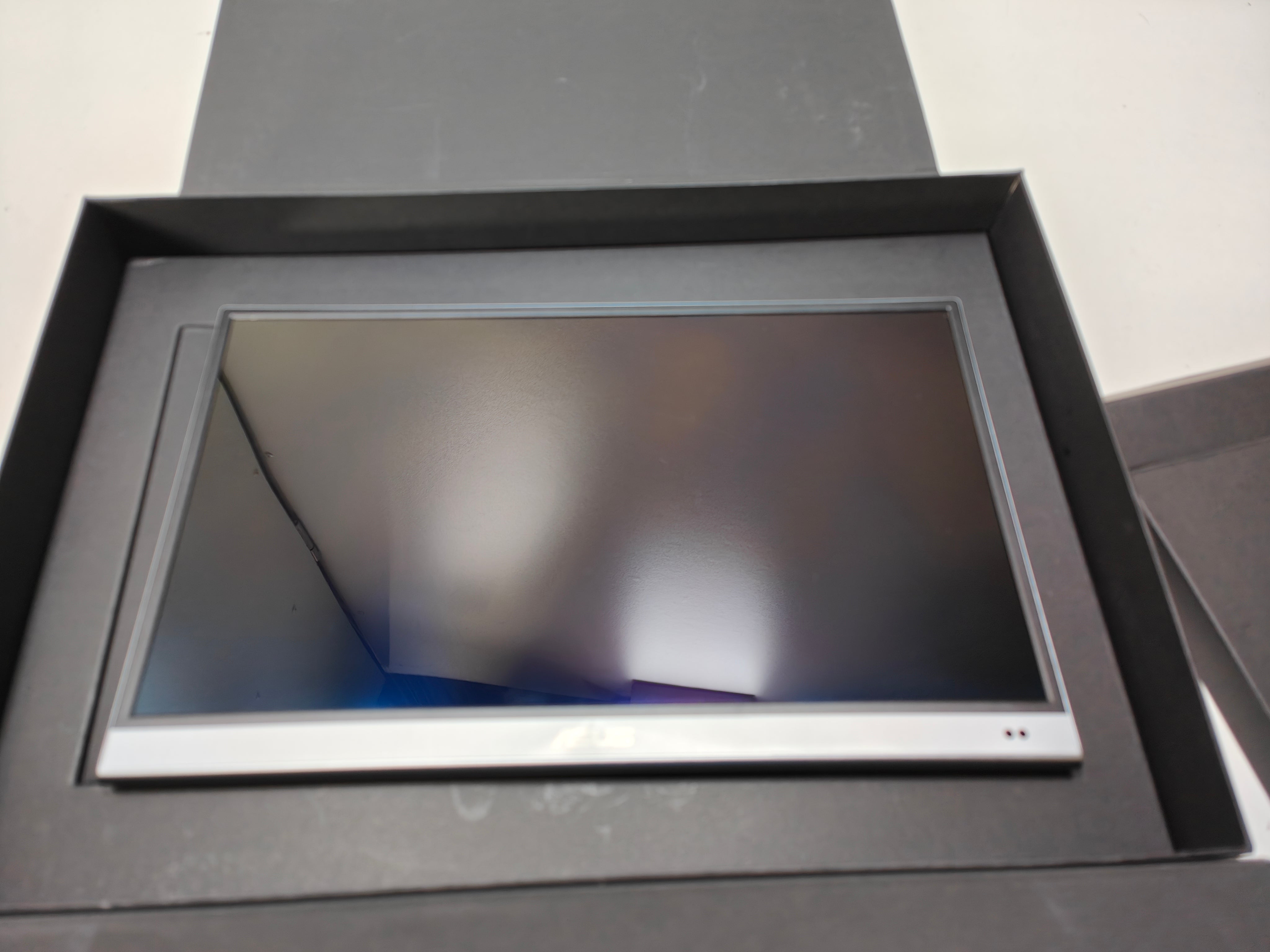 Asus ZenScreen OLED MQ16AH