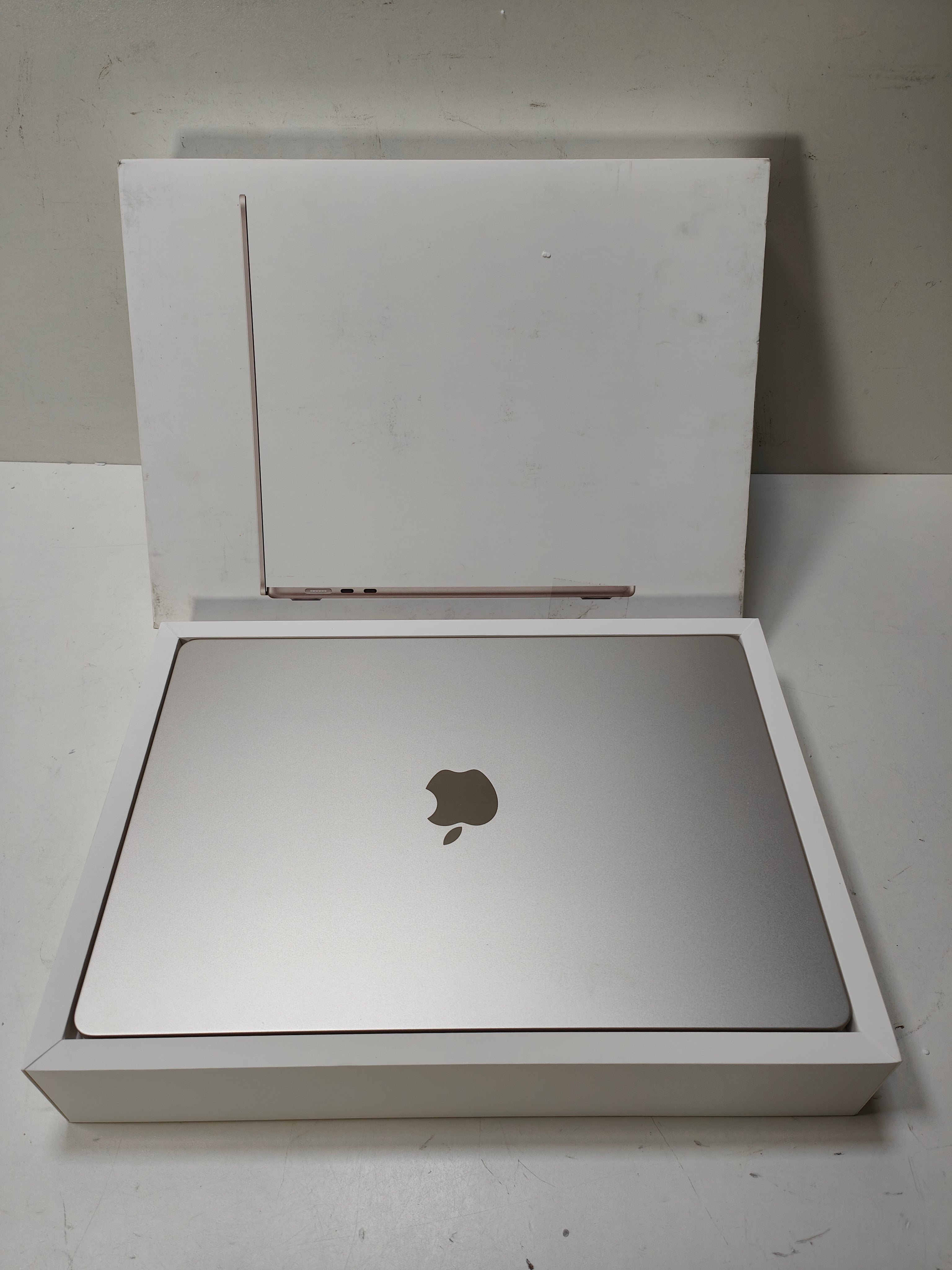 Apple MacBook Air 15" (2024) M3 (8/10) 8GB/256GB Sternenlicht QWERTZ