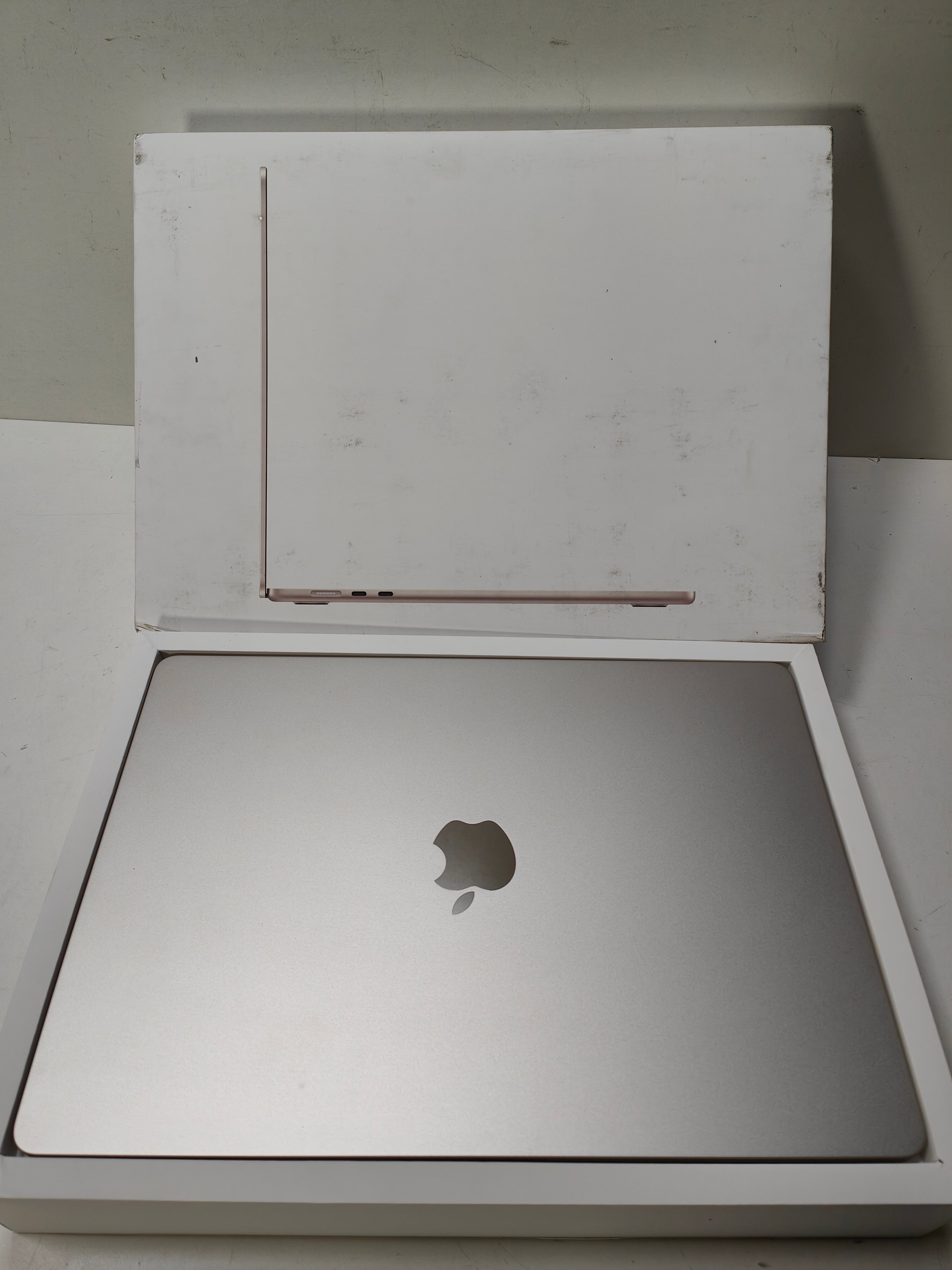 Apple MacBook Air 15" (2024) M3 (8/10) 8GB/256GB Sternenlicht QWERTZ
