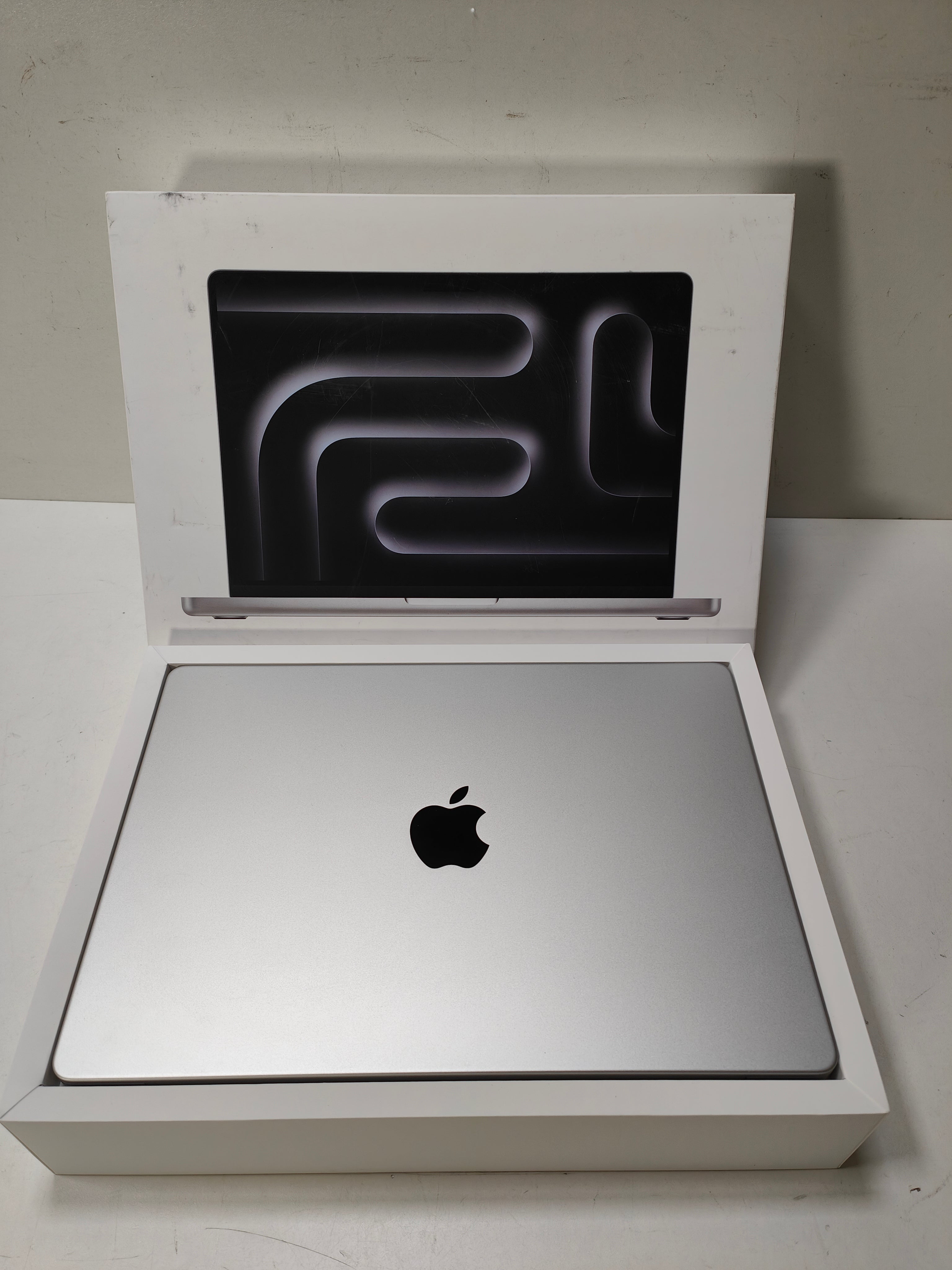 Apple MacBook Pro 14'' (2023) M3 (8/10) 8GB/512GB Silber QWERTY