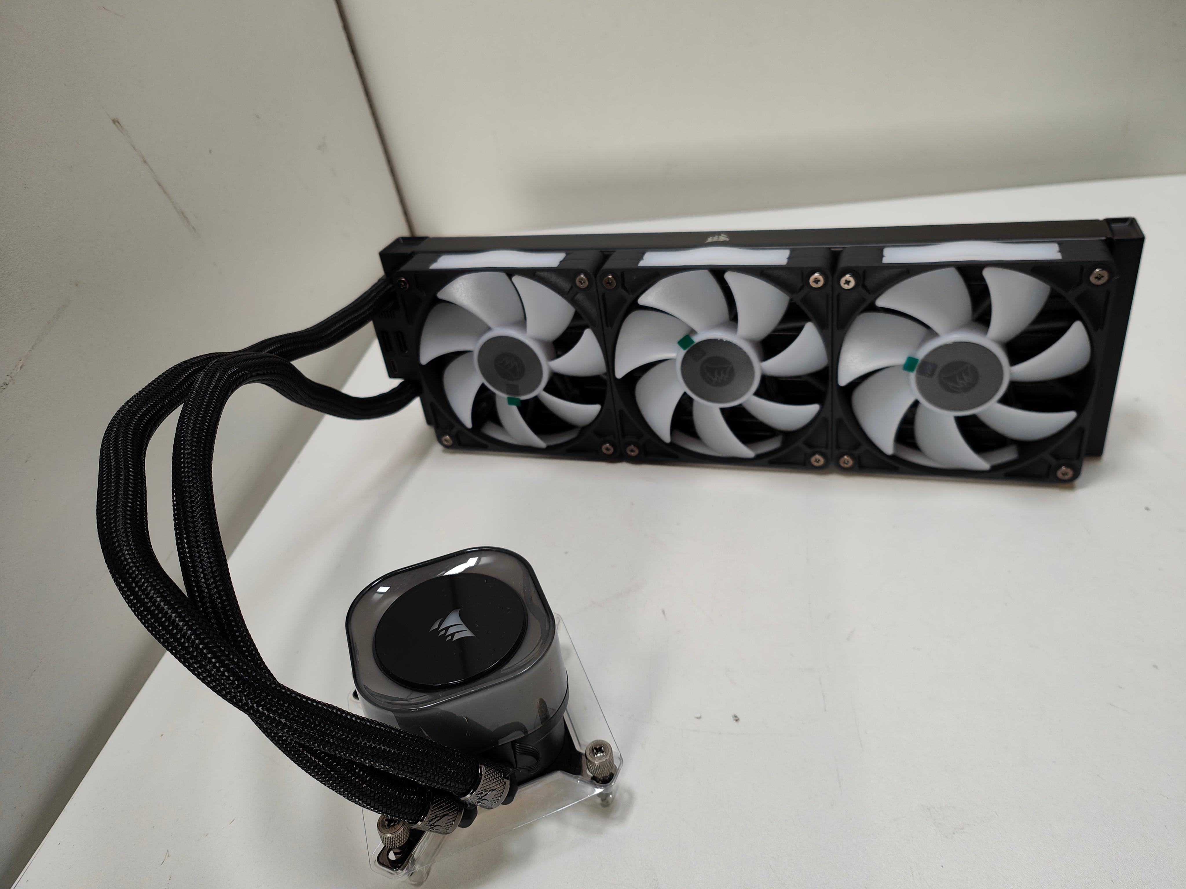 Corsair iCUE LINK TITAN 360 RX LCD AiO