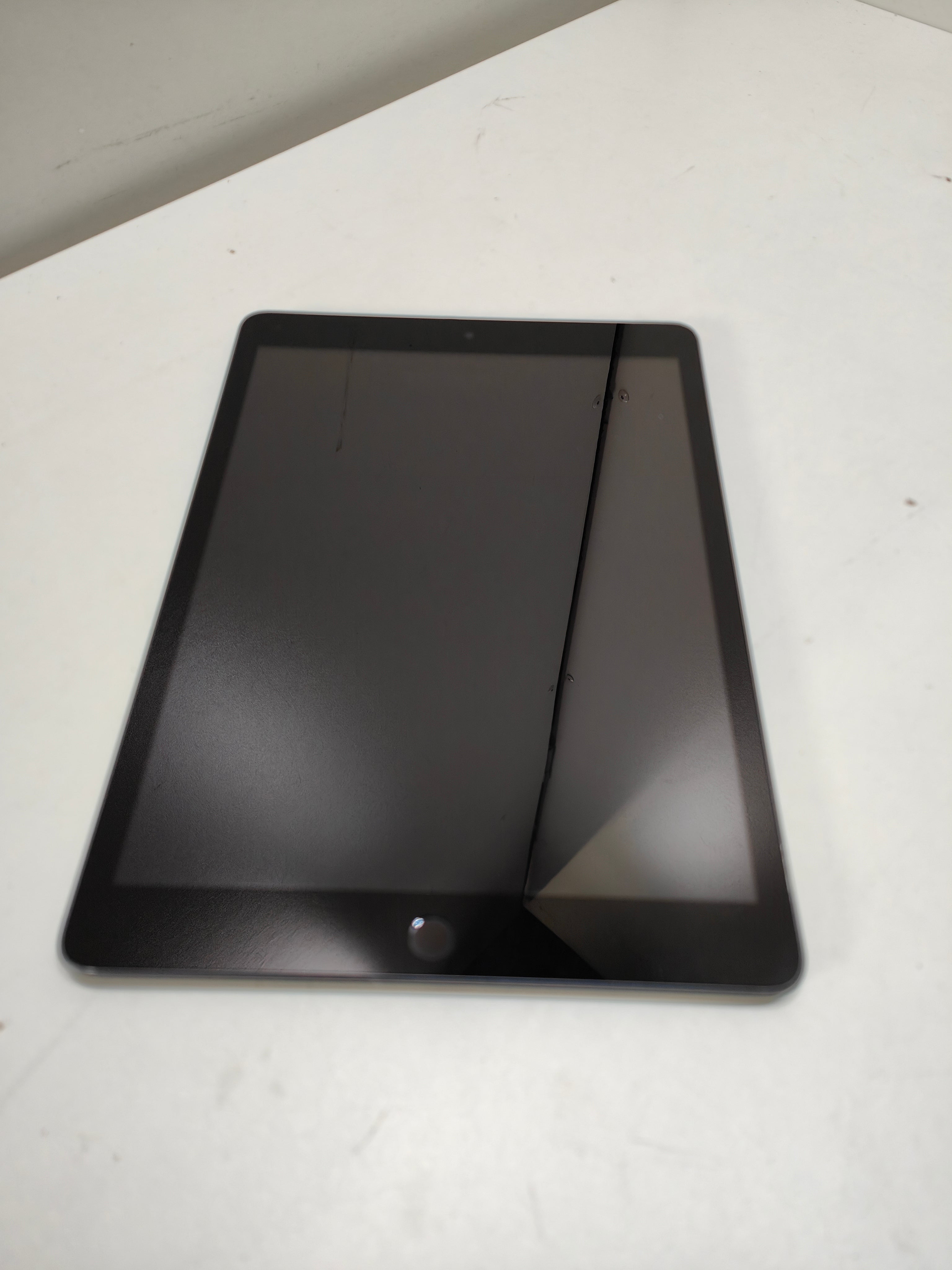 Generalüberholtes iPad 9 64GB WIFI+LTE 10,2" Space Grau