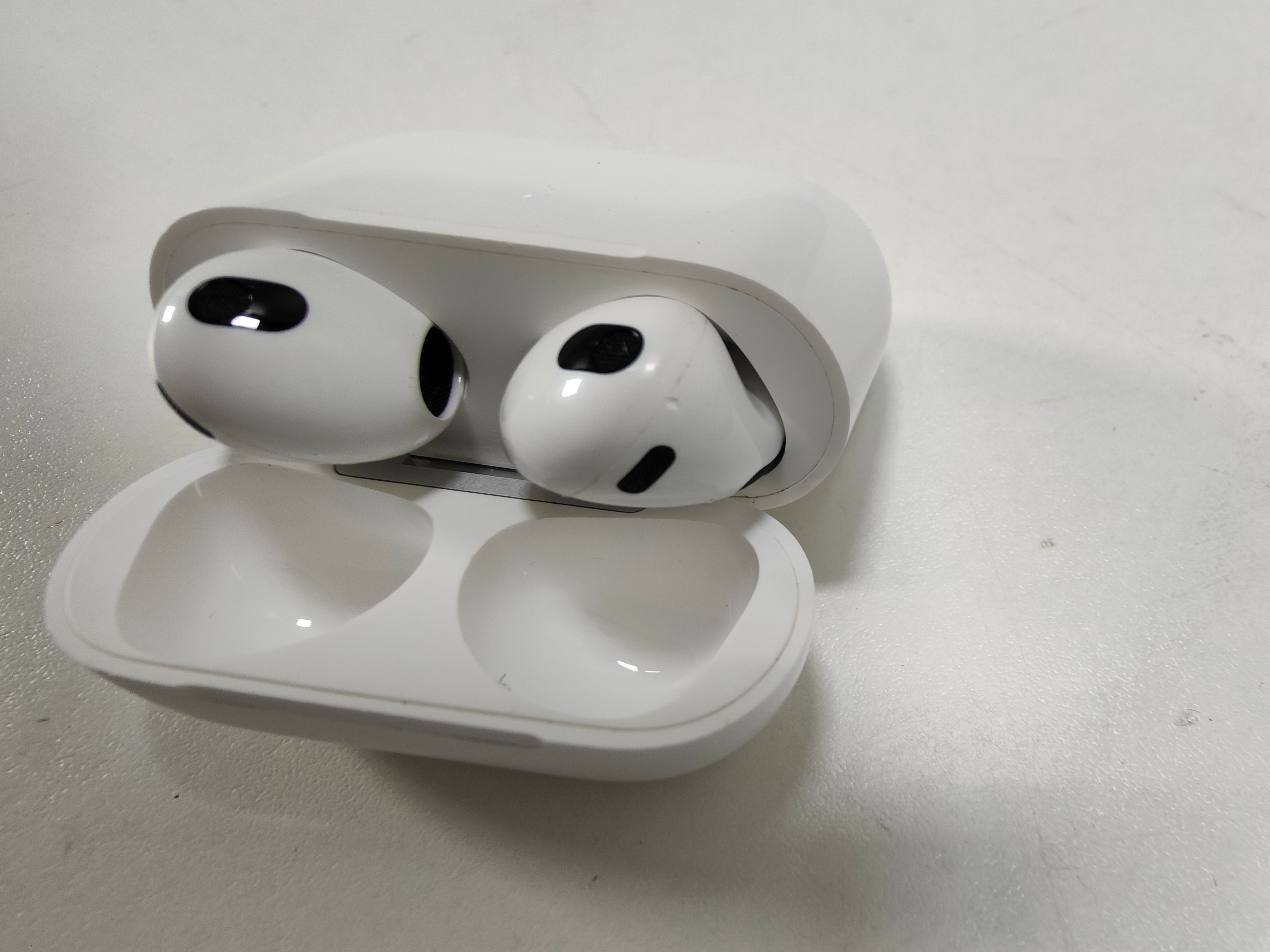 Apple AirPods (3rd generation) with Lightning Charging Case