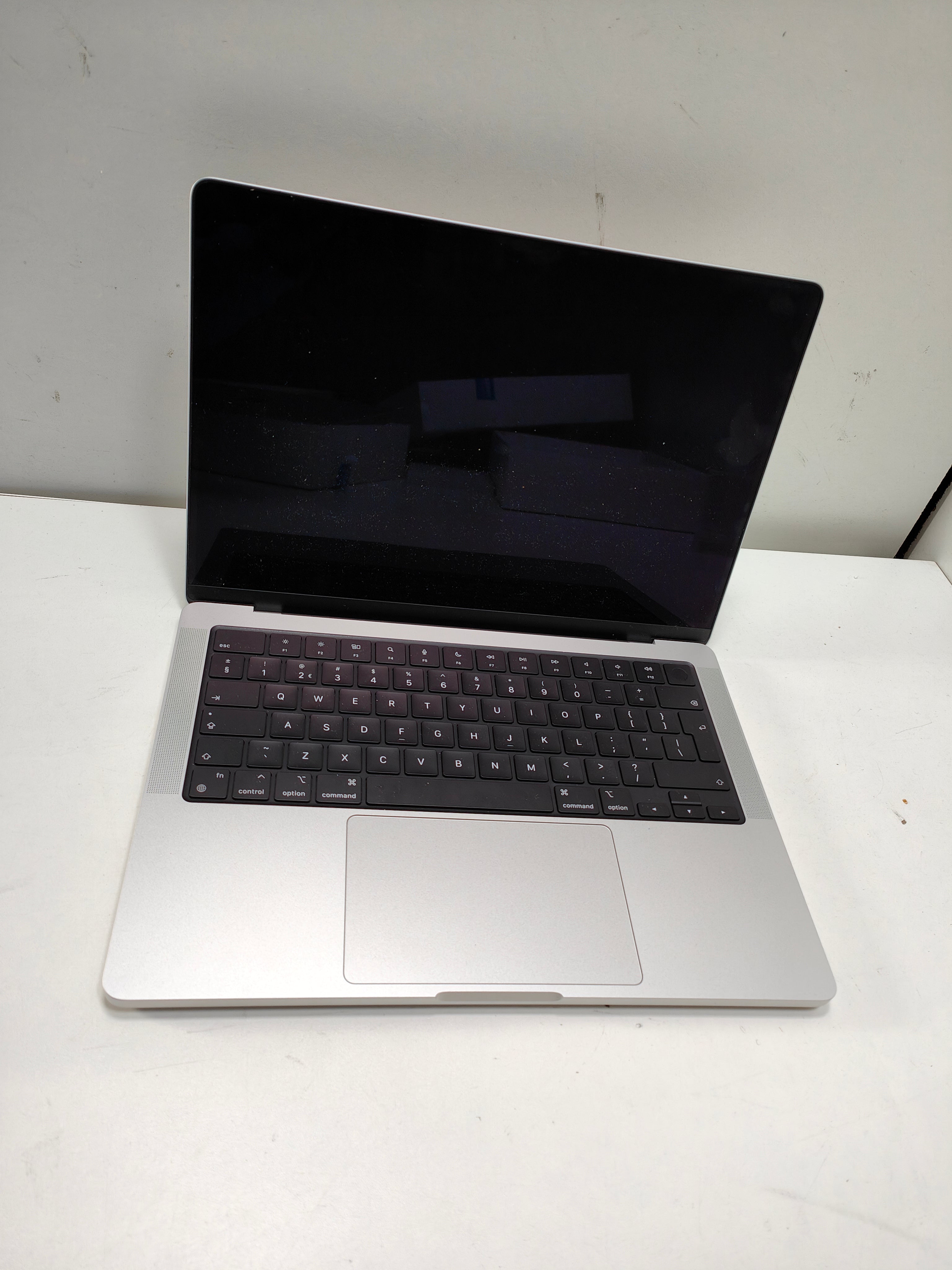 Apple MacBook Pro 14' (2023) M3 (8/10) 8GB/512GB Silber QWERTY