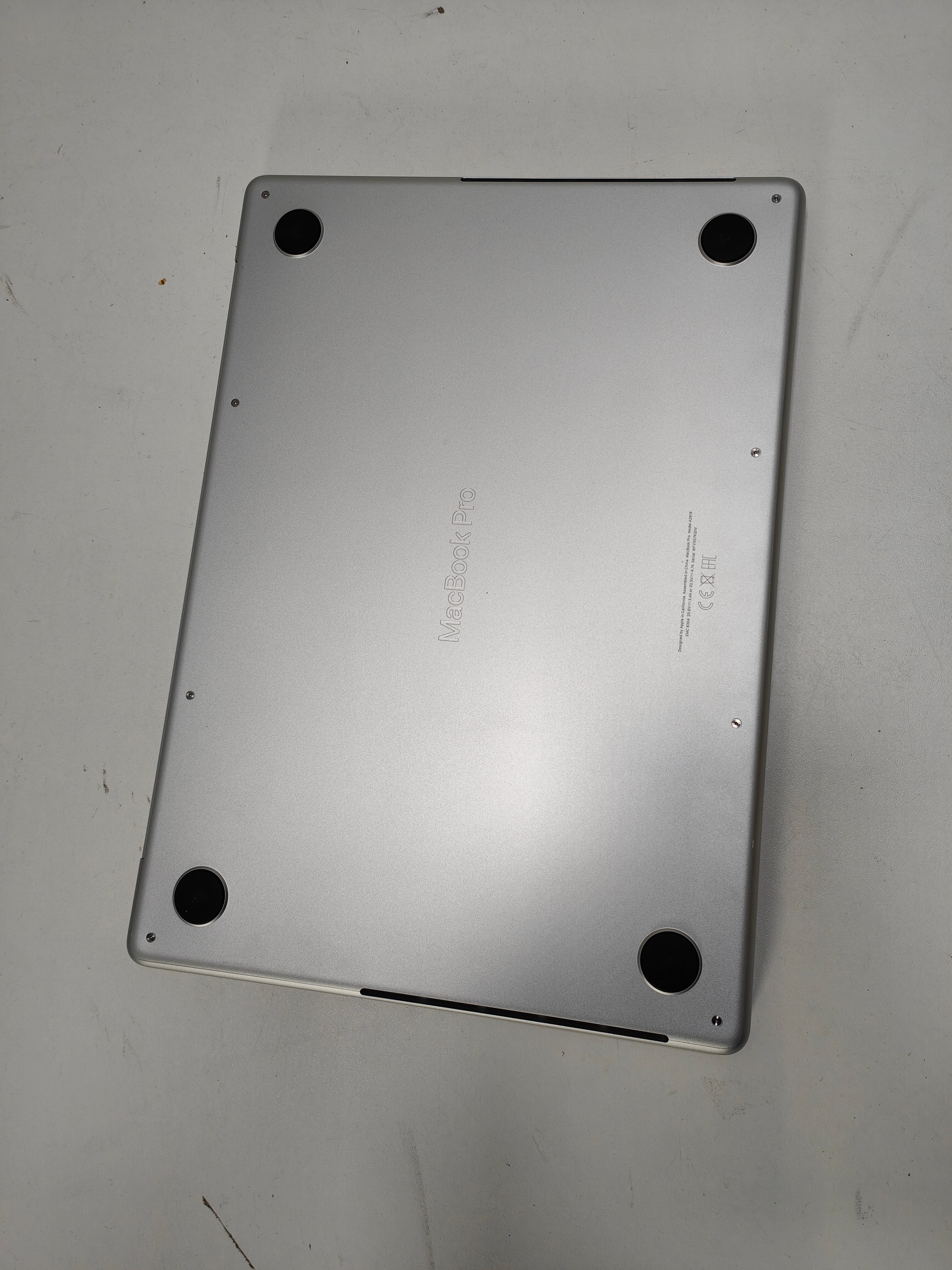 Apple MacBook Pro 14' (2023) M3 (8/10) 8GB/512GB Silber QWERTY