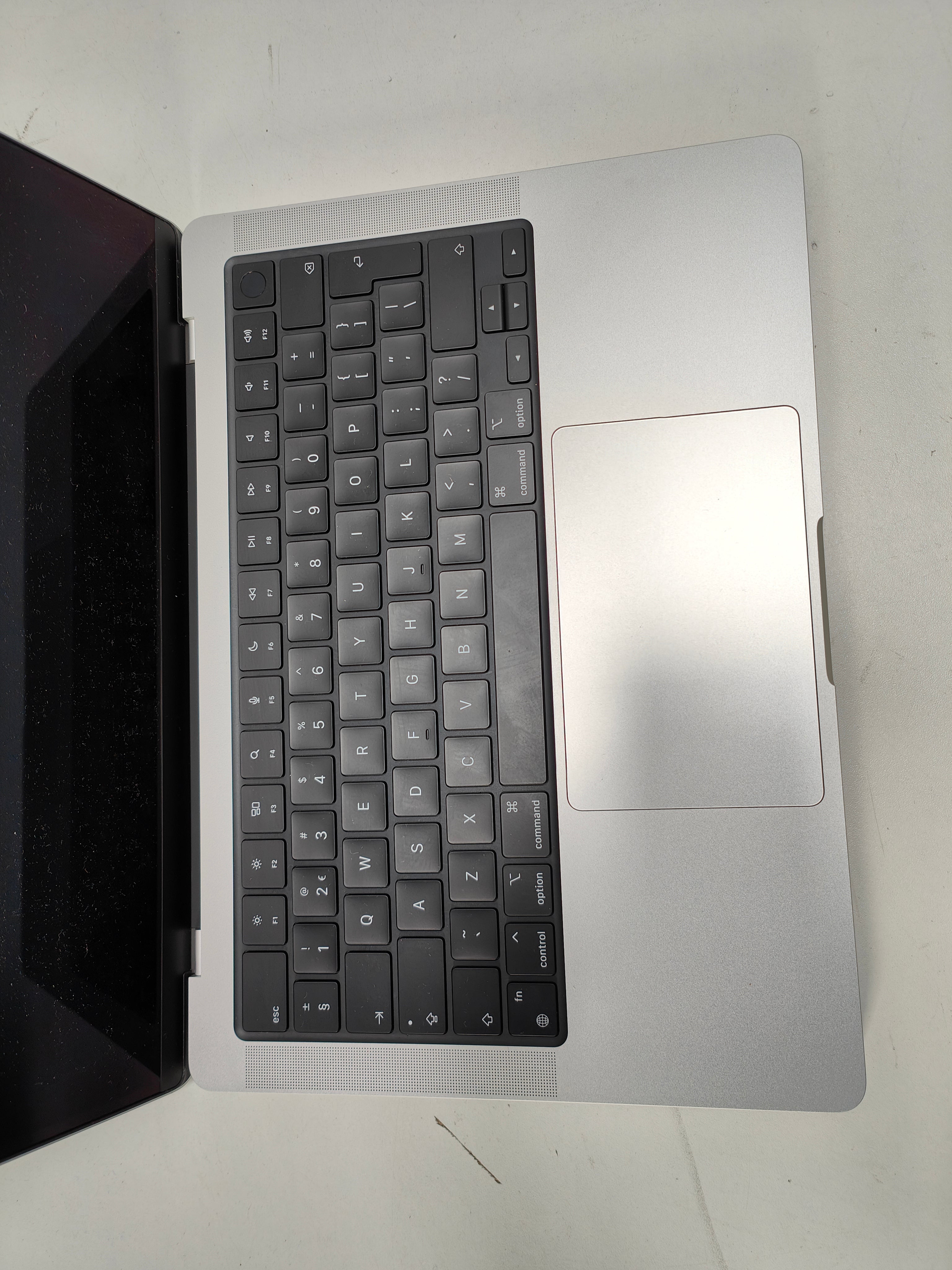 Apple MacBook Pro 14' (2023) M3 (8/10) 8GB/512GB Silber QWERTY