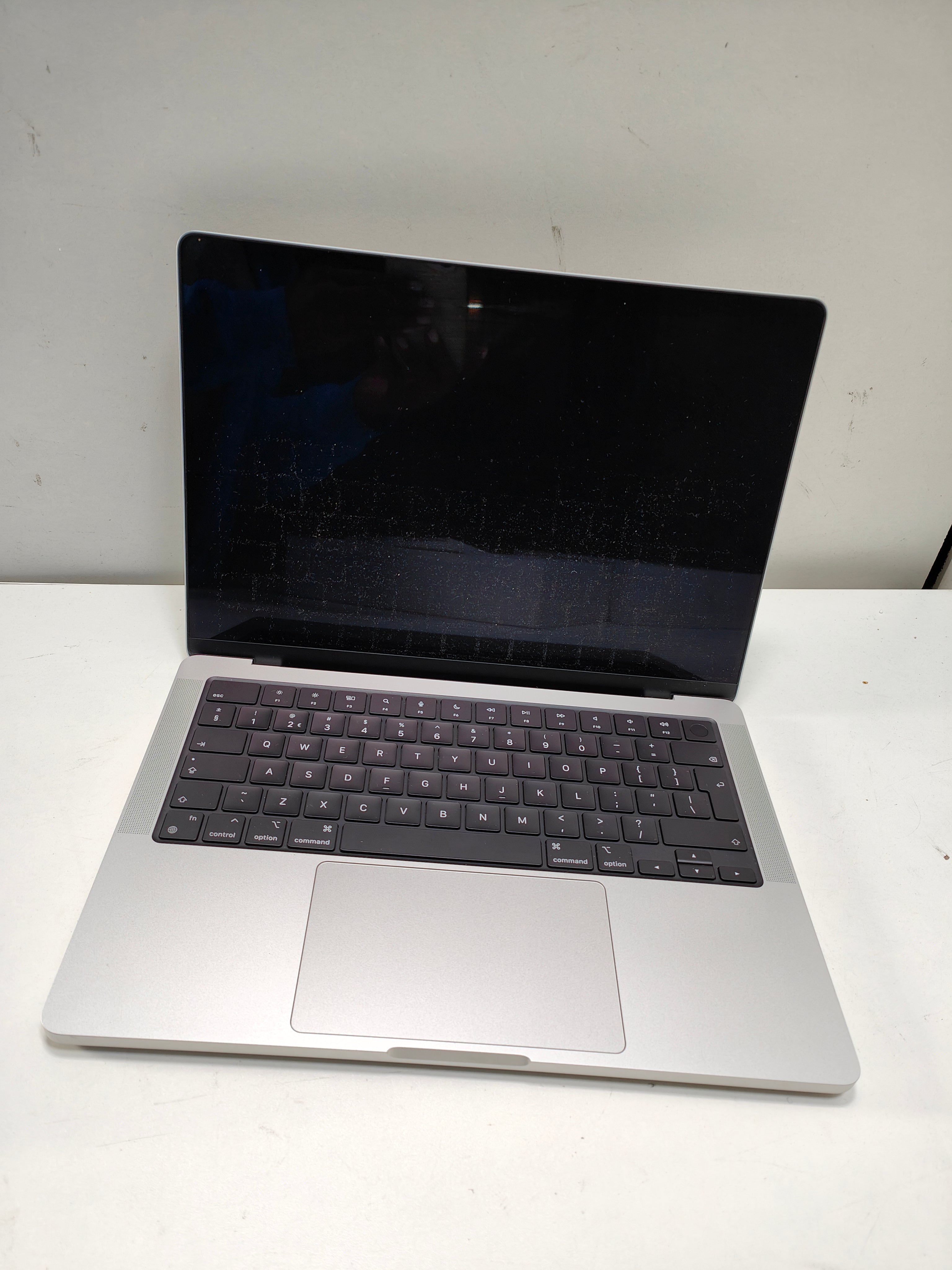 Apple MacBook Pro 14' (2023) M3 (8/10) 8GB/512GB Silber QWERTY
