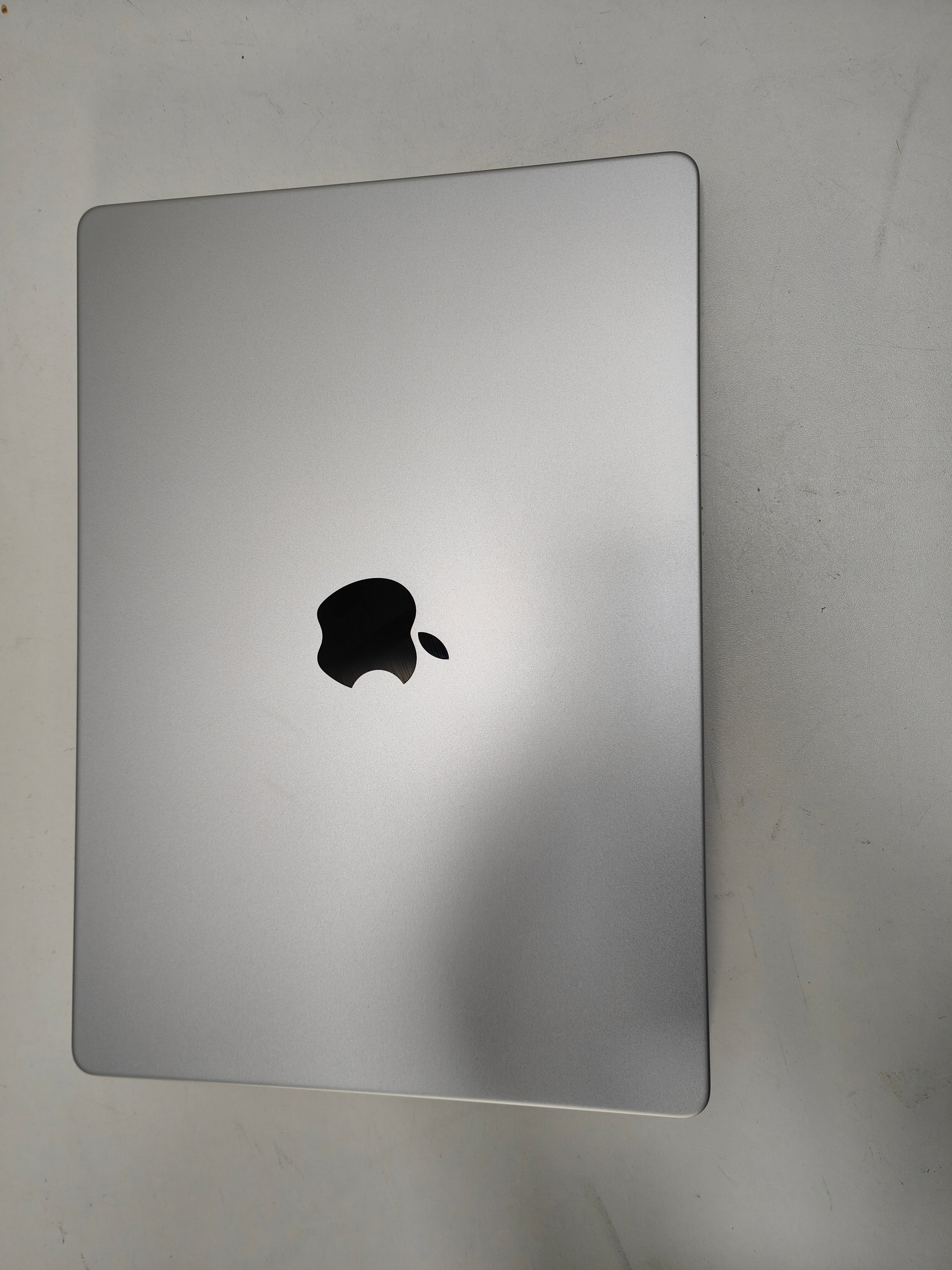 Apple MacBook Pro 14' (2023) M3 (8/10) 8GB/512GB Silber QWERTY