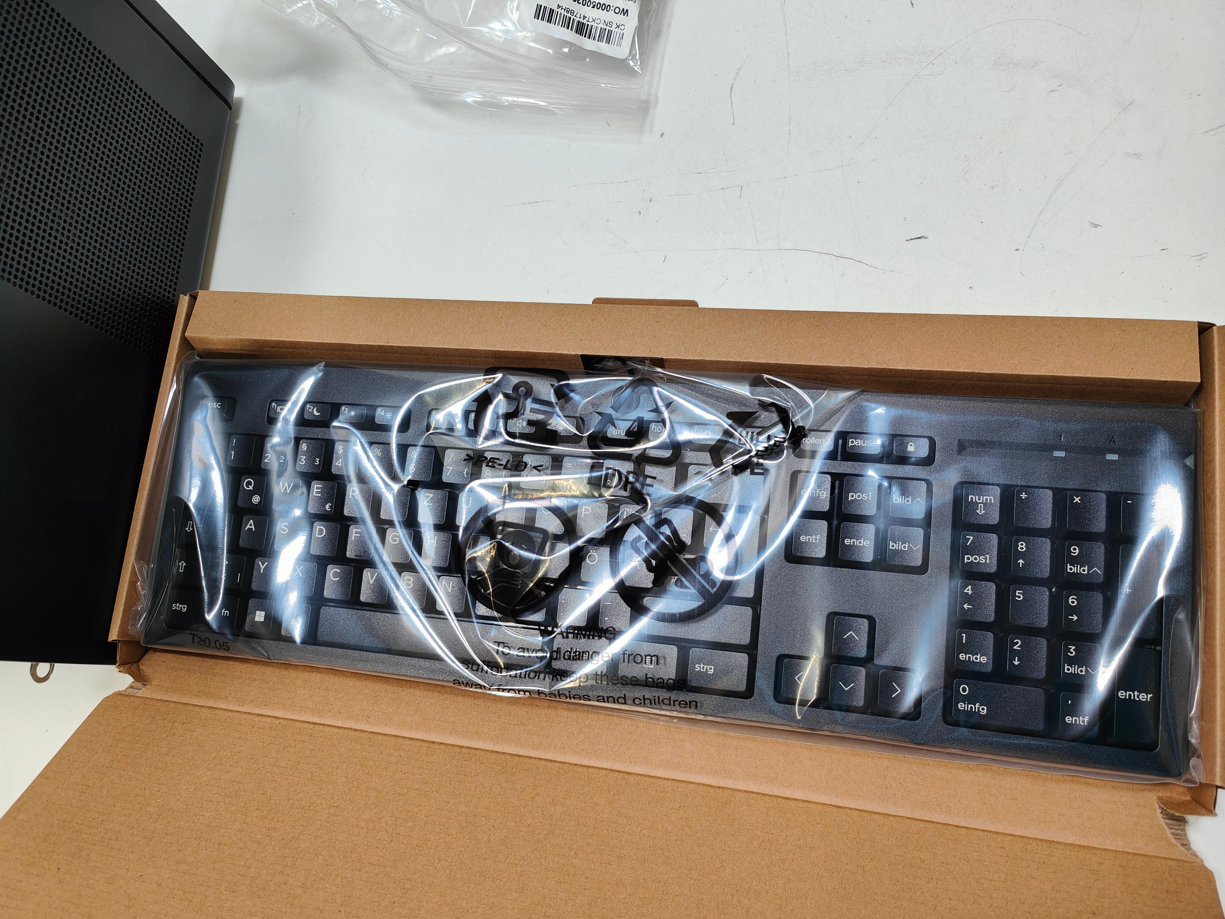 HP M01-F3001ng Desktop PC Black