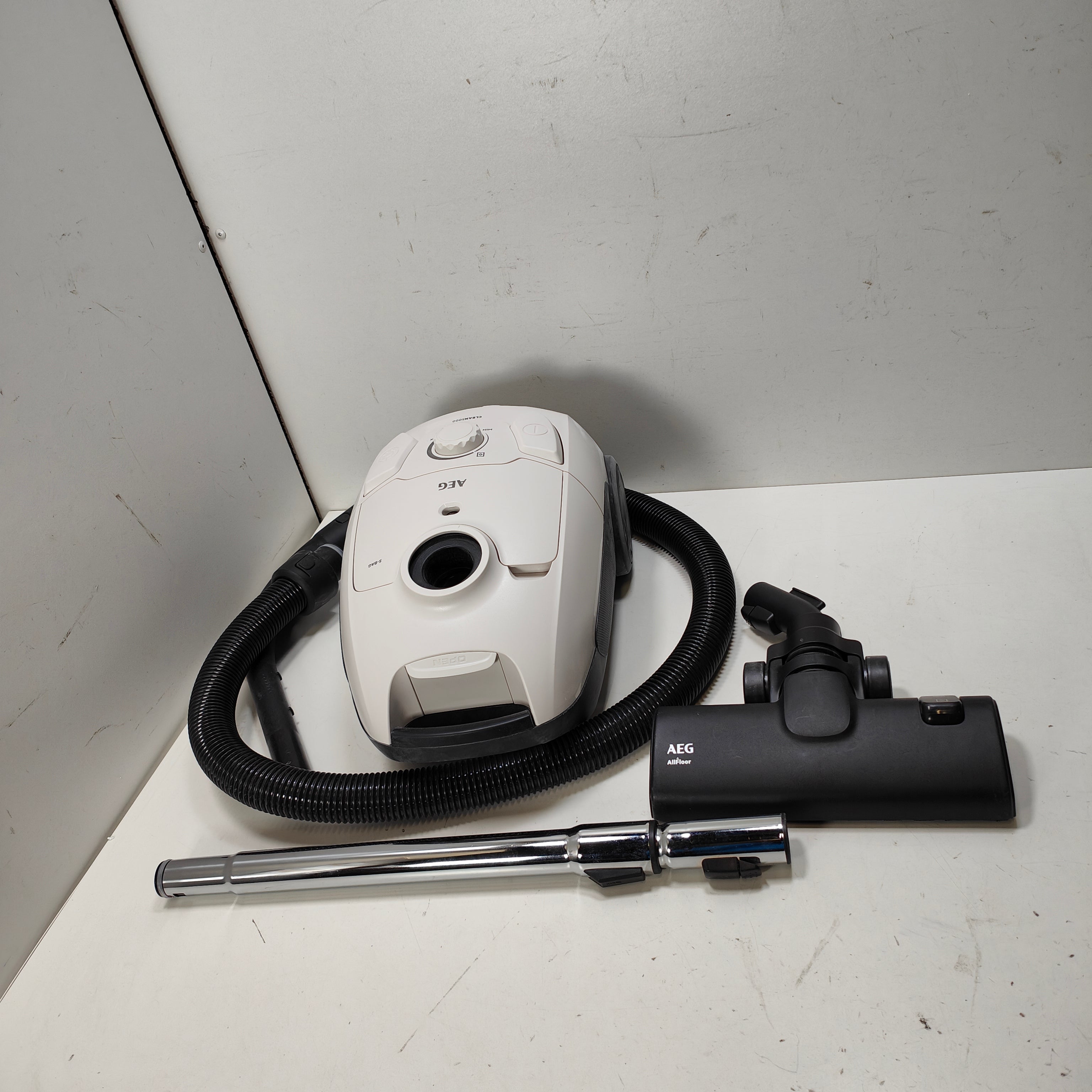 AEG AB51C2SW CLEAN 5000 Staubsauger mit Staubbeutel - 78 dB