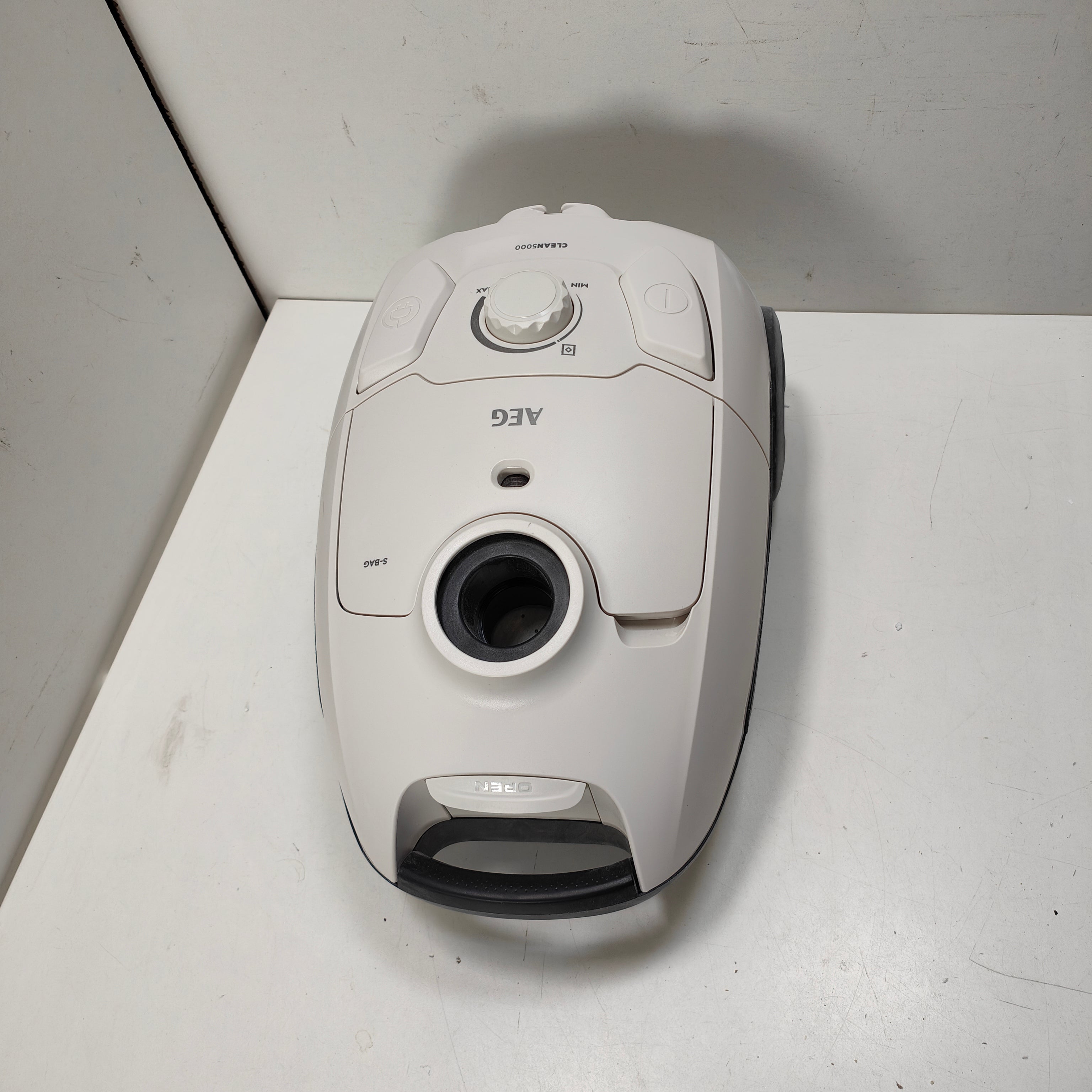 AEG AB51C2SW CLEAN 5000 Staubsauger mit Staubbeutel - 78 dB