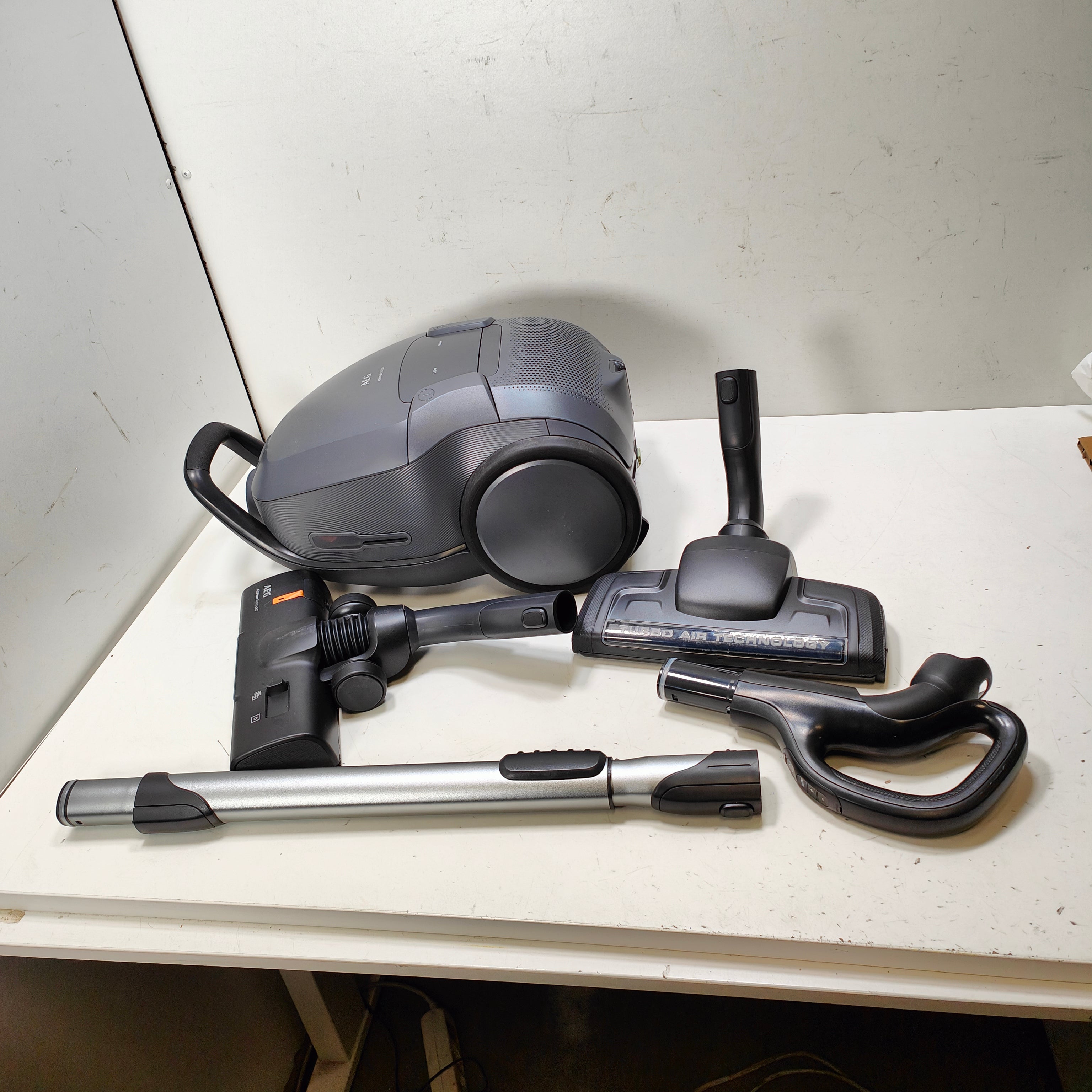 AEG AB81A2DG ANIMAL 8000 Vacuum Cleaner with Dust Bag - 69 dB - Tu