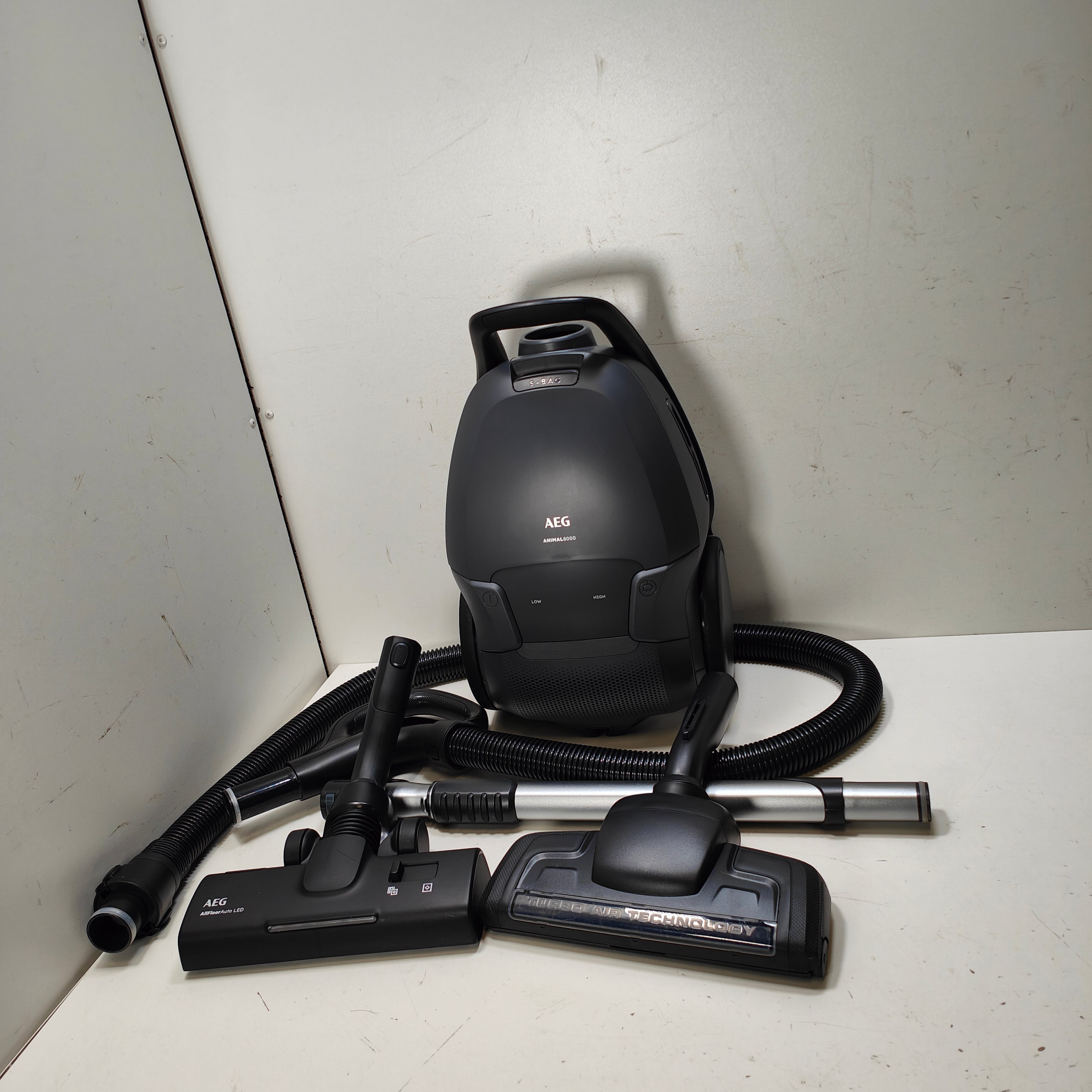 AEG AB81A2DG ANIMAL 8000 Aspirateur avec sac - 69 dB