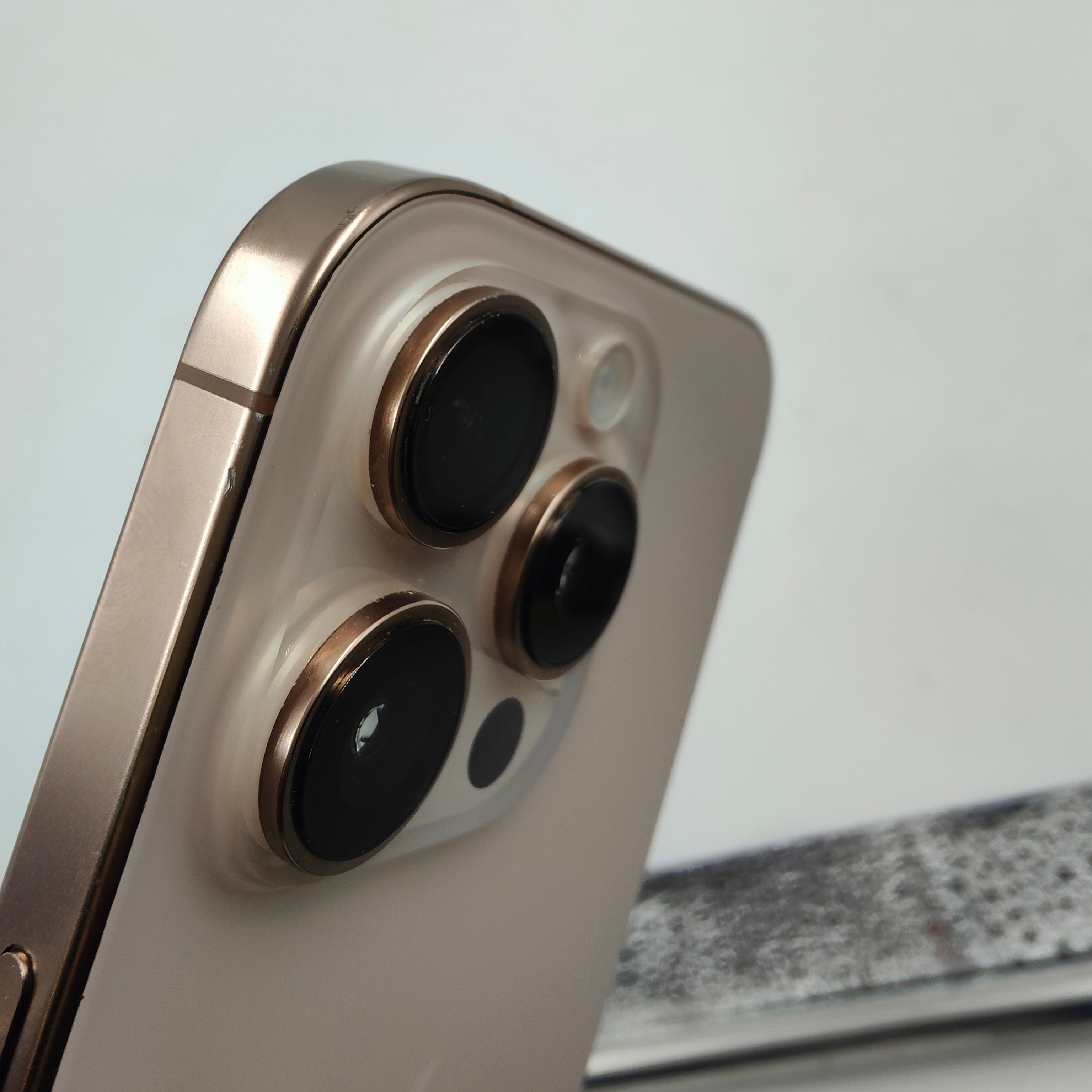 Generalüberholtes iPhone 16 Pro 128GB Desert Titanium