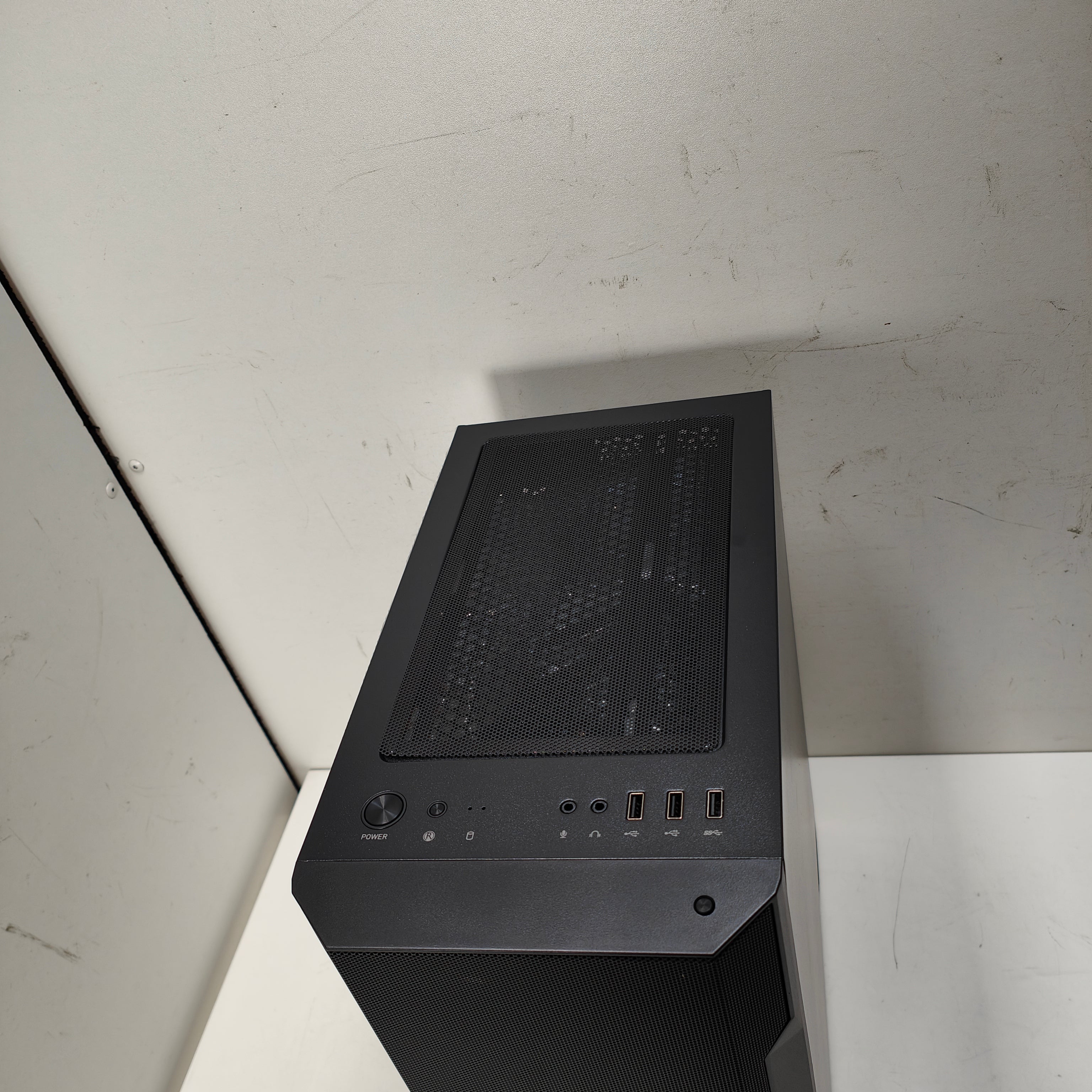 Cobalt x Angetrieben von MSI - Stufe 1 - RTX 5060 - Ryzen 7 5700X