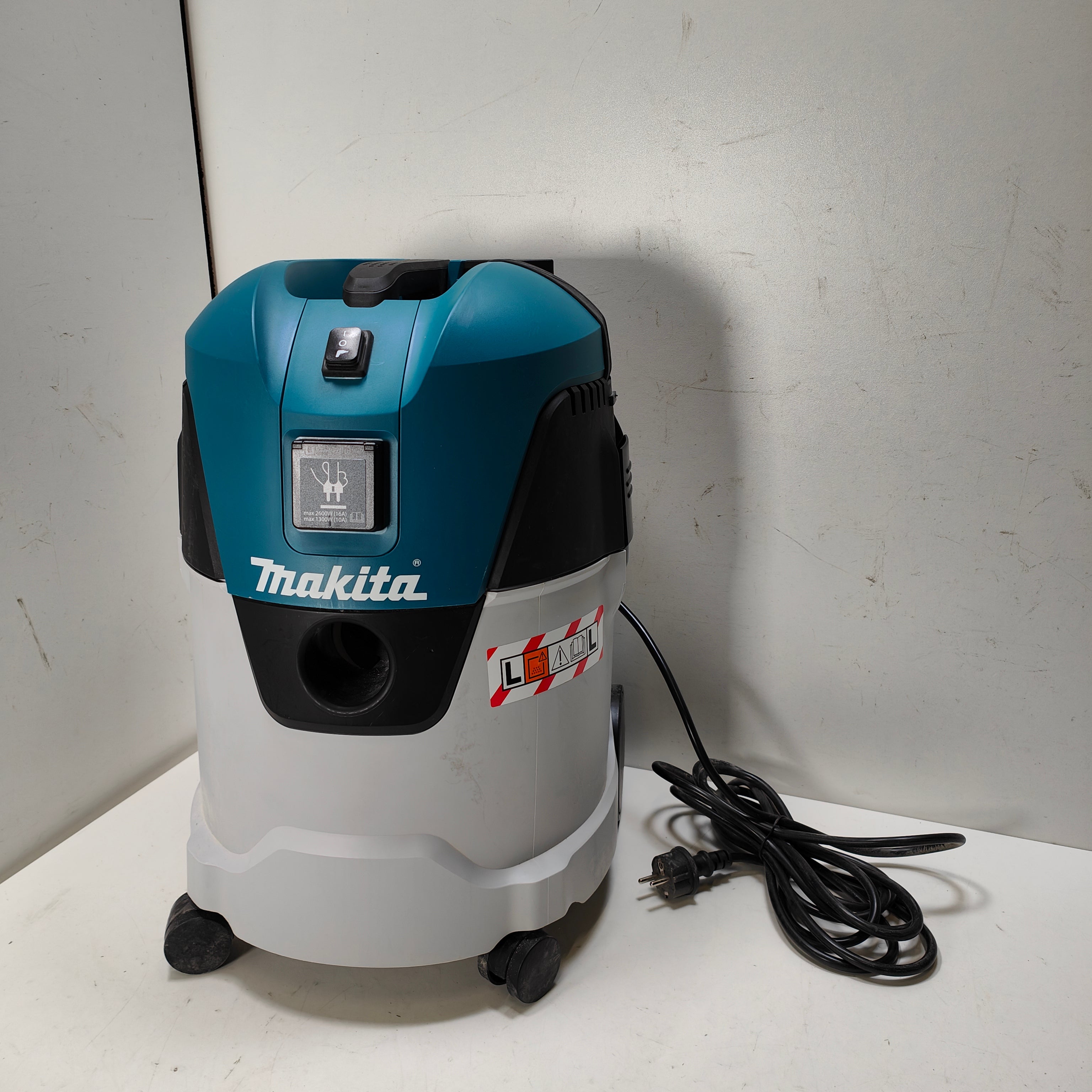 Makita VC2512L