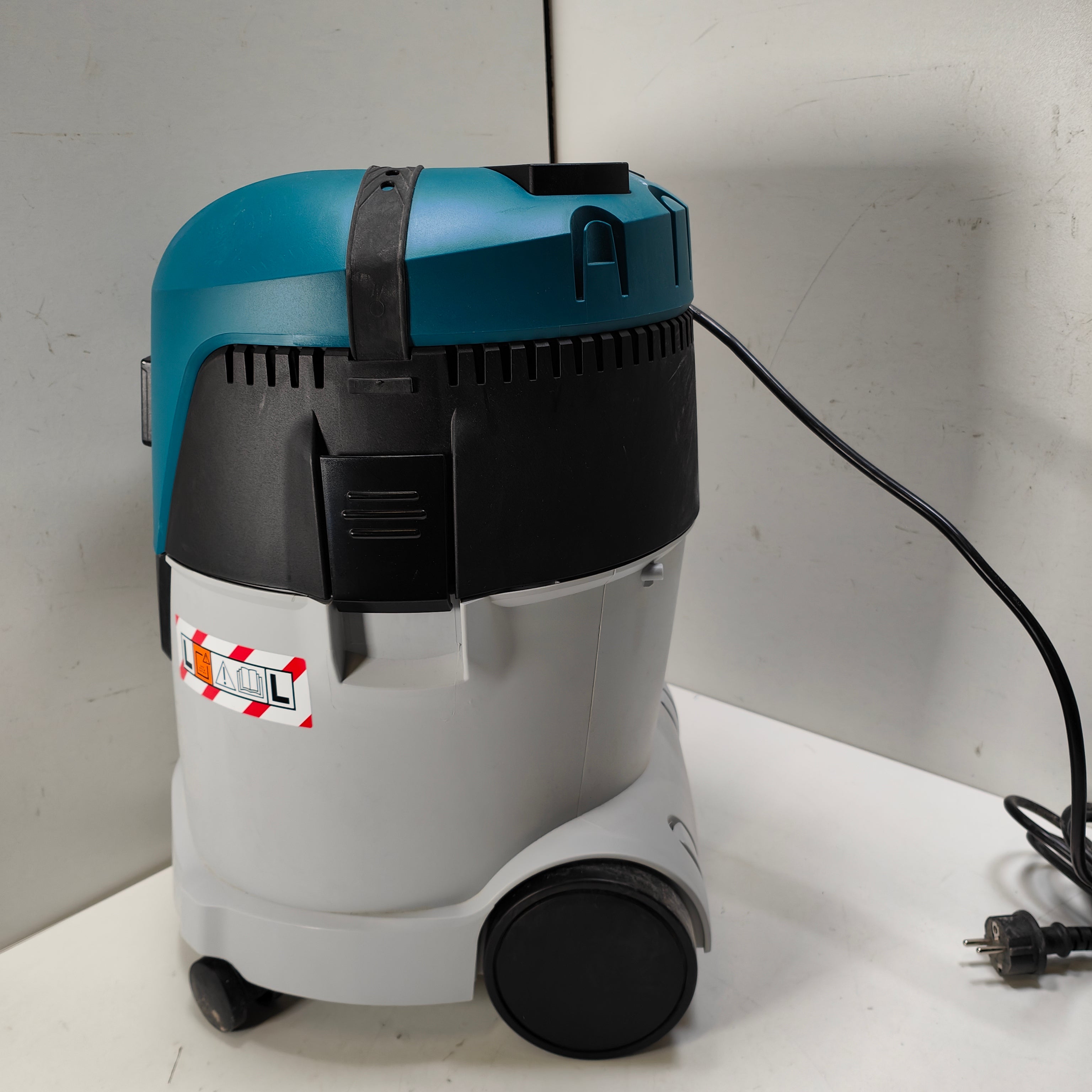 Makita VC2512L