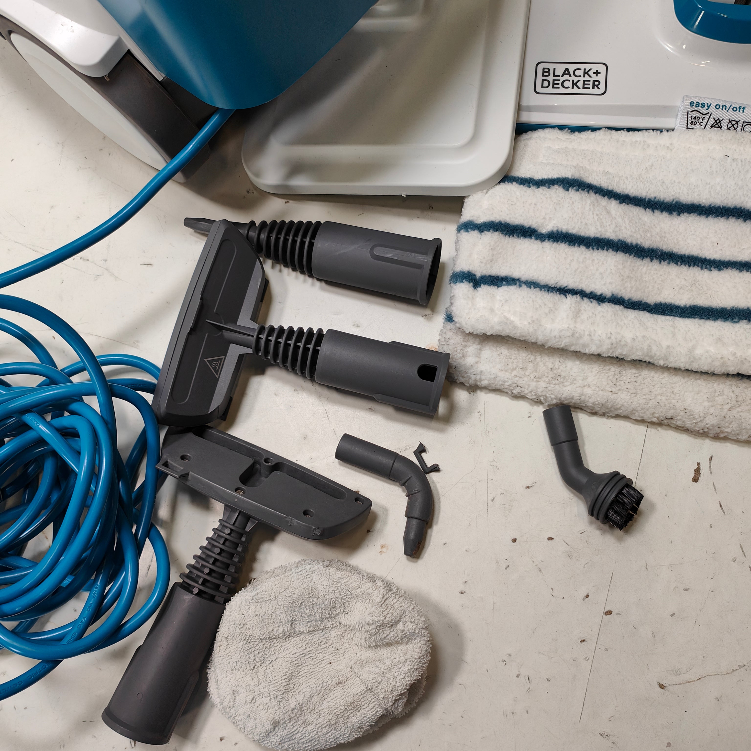 BLACK+DECKER 2300W 4Bar Dampfreiniger mit 14 Zubehörteilen