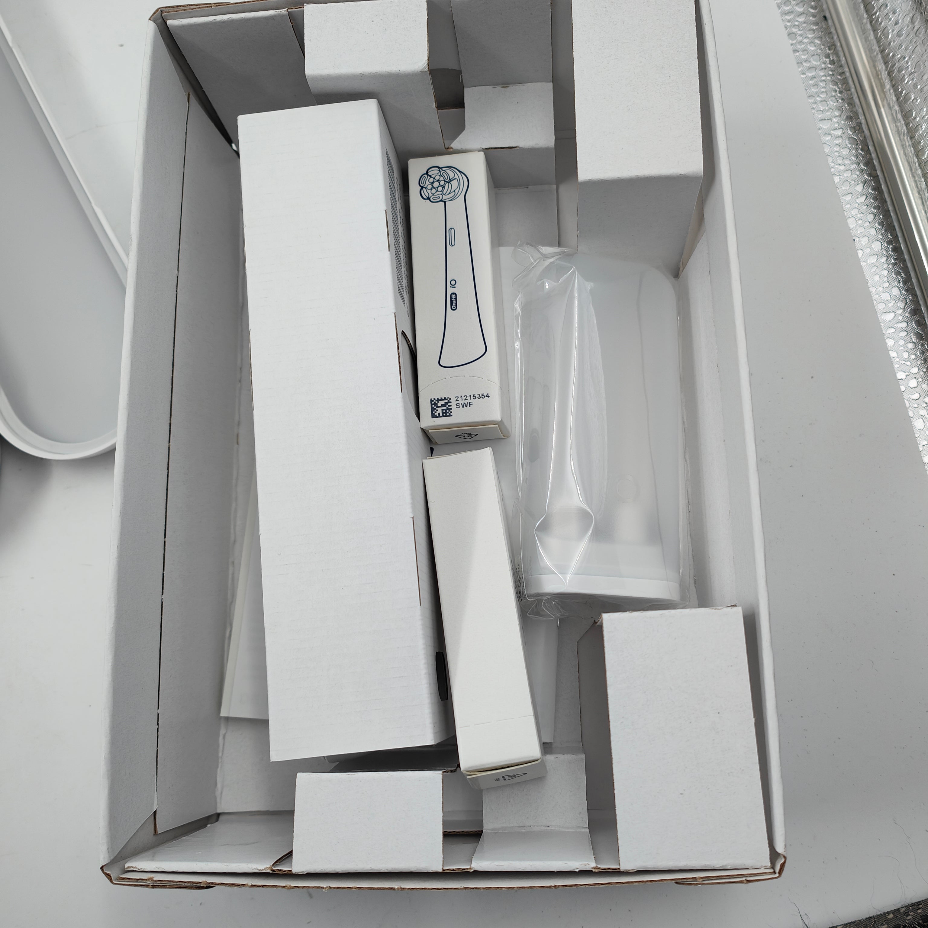 Oral-B iO Serie 6N Weiß + extra iO Sanfte Pflege Aufsteckbürste