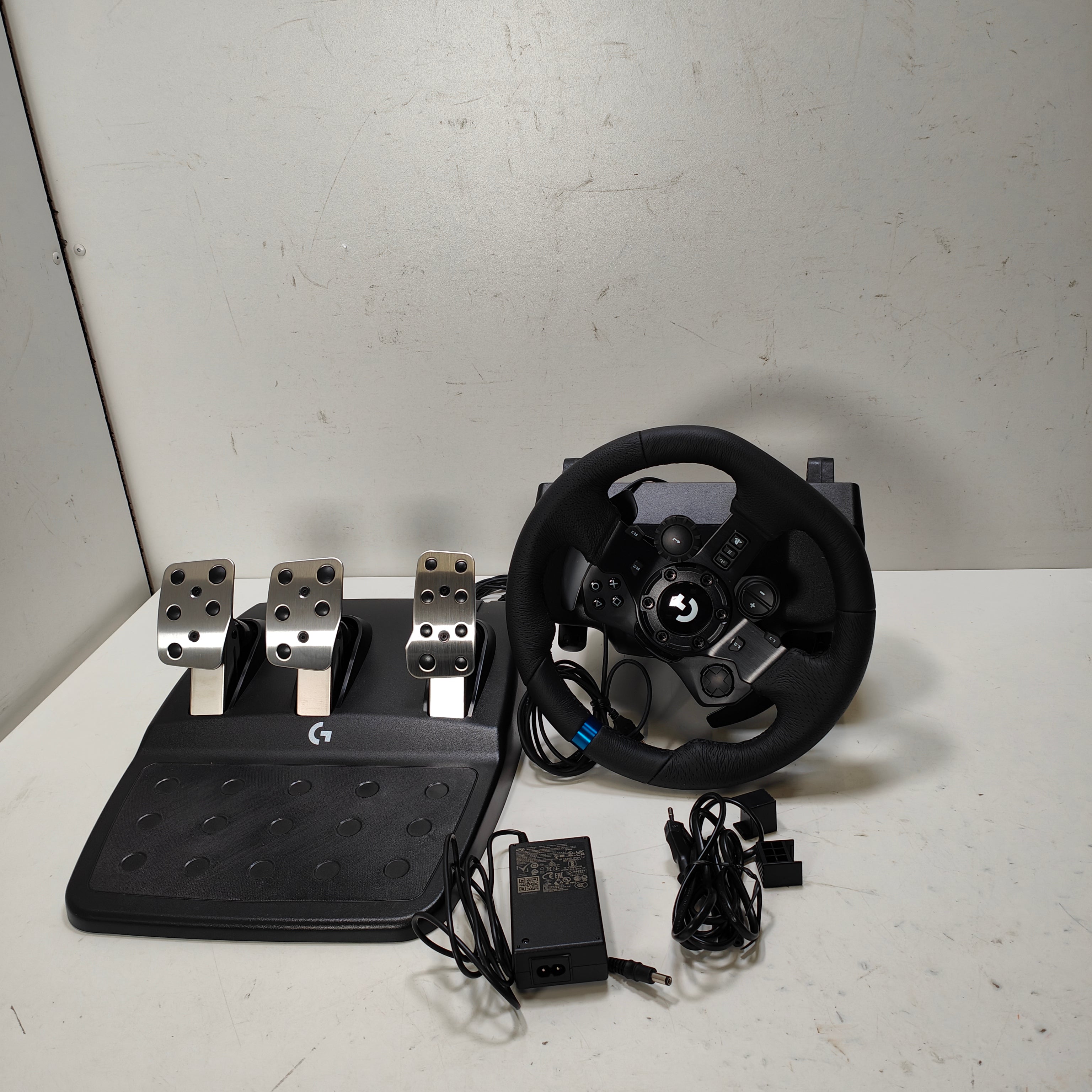 Logitech G 23 Rennlenkrad und Pedale für PlayStation und PC