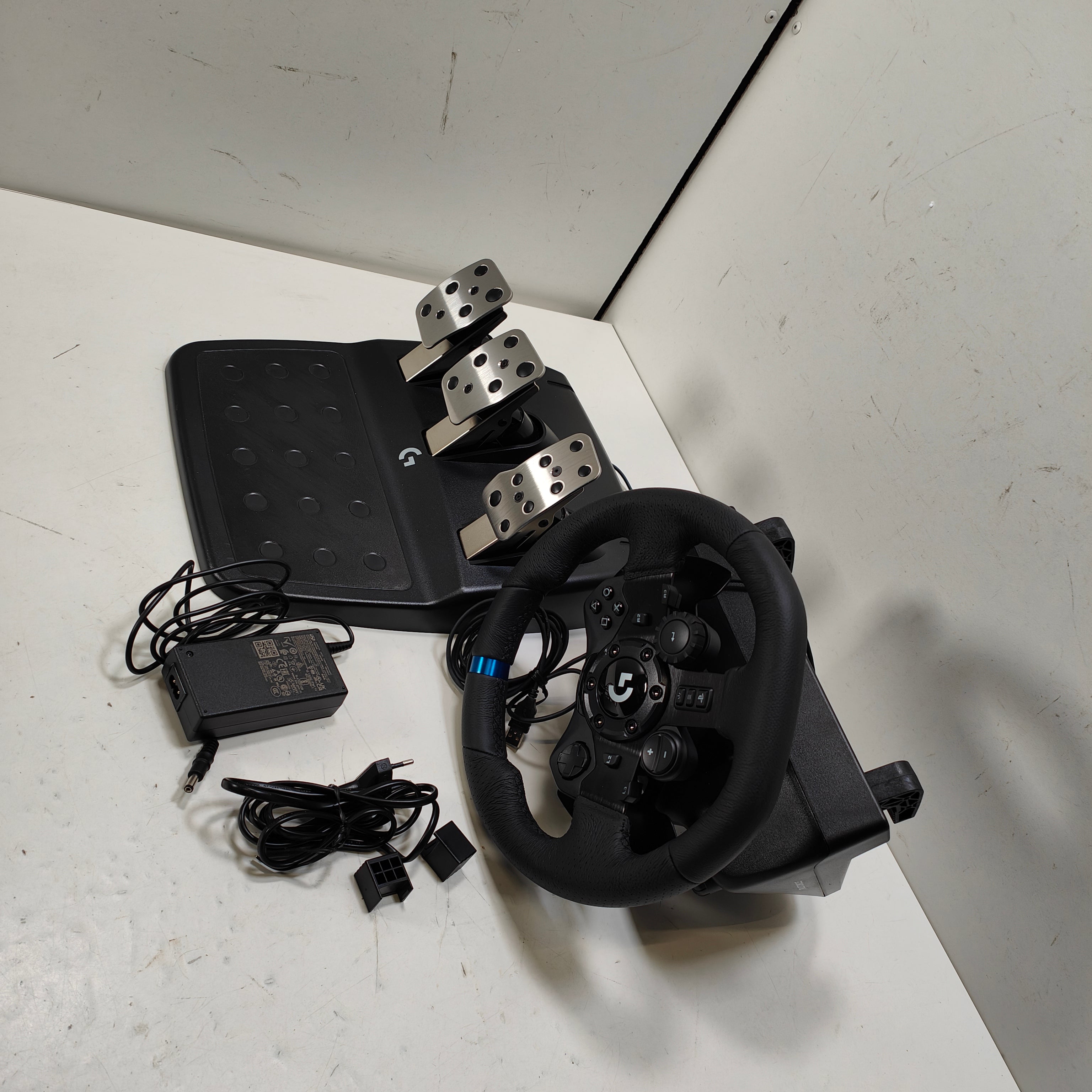 Logitech G 23 Rennlenkrad und Pedale für PlayStation und PC
